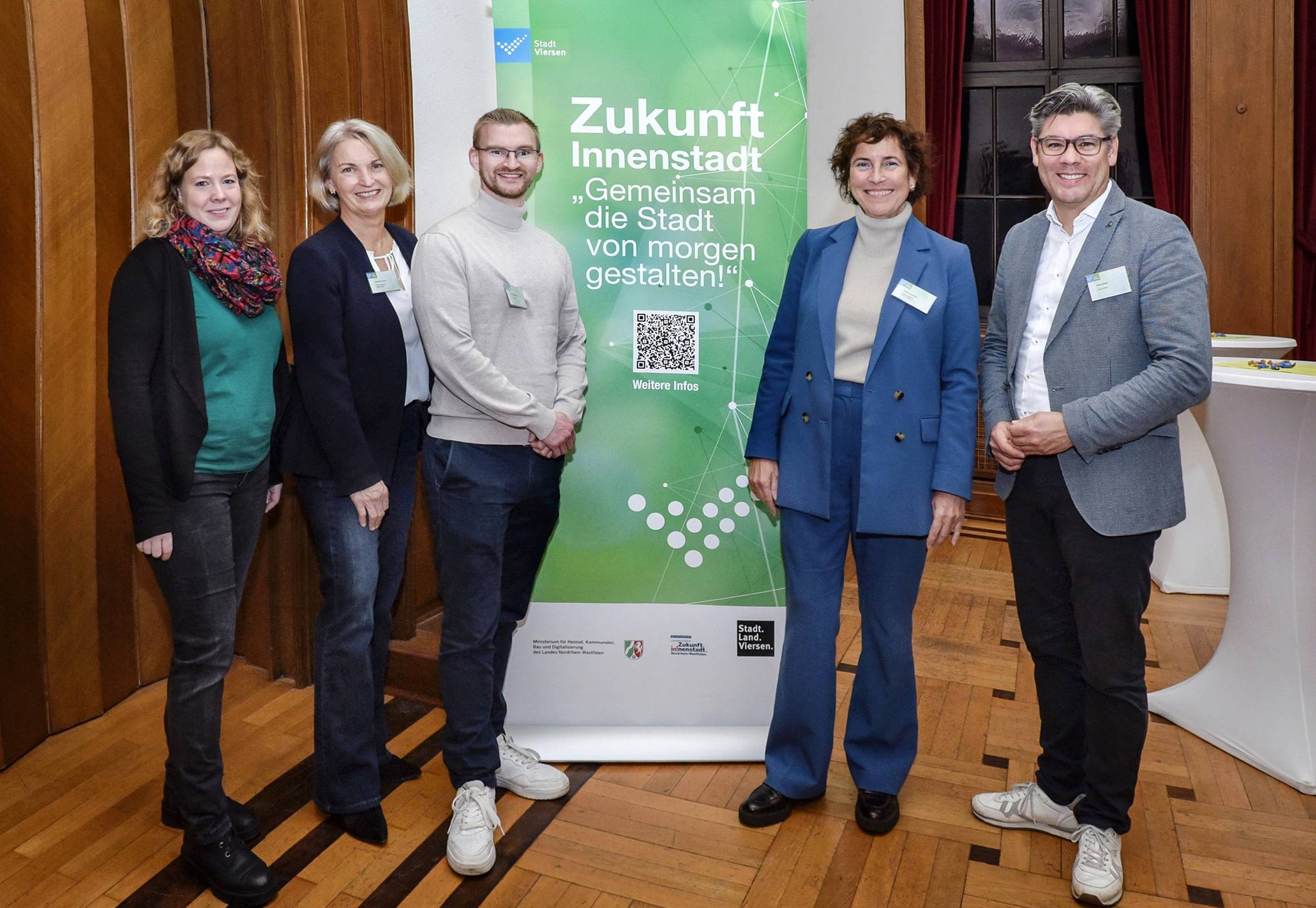  Beim Immobilien-Dialog (v.l.): Mareike Backhausen und Susanne Laurenz (Citymanagement), Alexander Weßling (Projektmanager Lean), Bürgermeisterin Susanne Anemüller, Boris Hedde (Geschäftsführer Lean). 