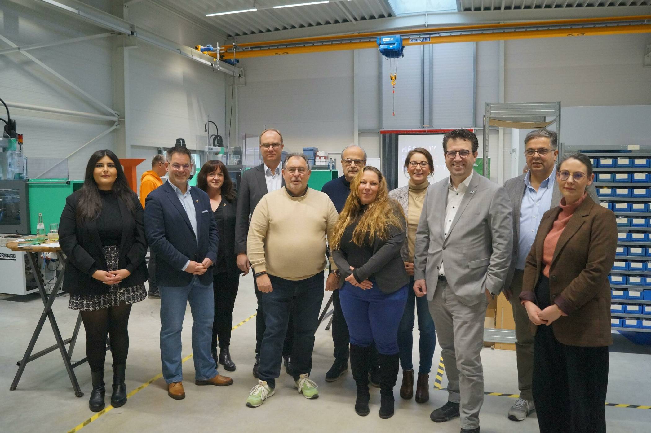 Die Gastgeber Frank Metten und Nina Day (Mitte/vorne) von der METTEN Kunststoffprodukte GmbH freuten sich über die zahlreichen Gäste. 