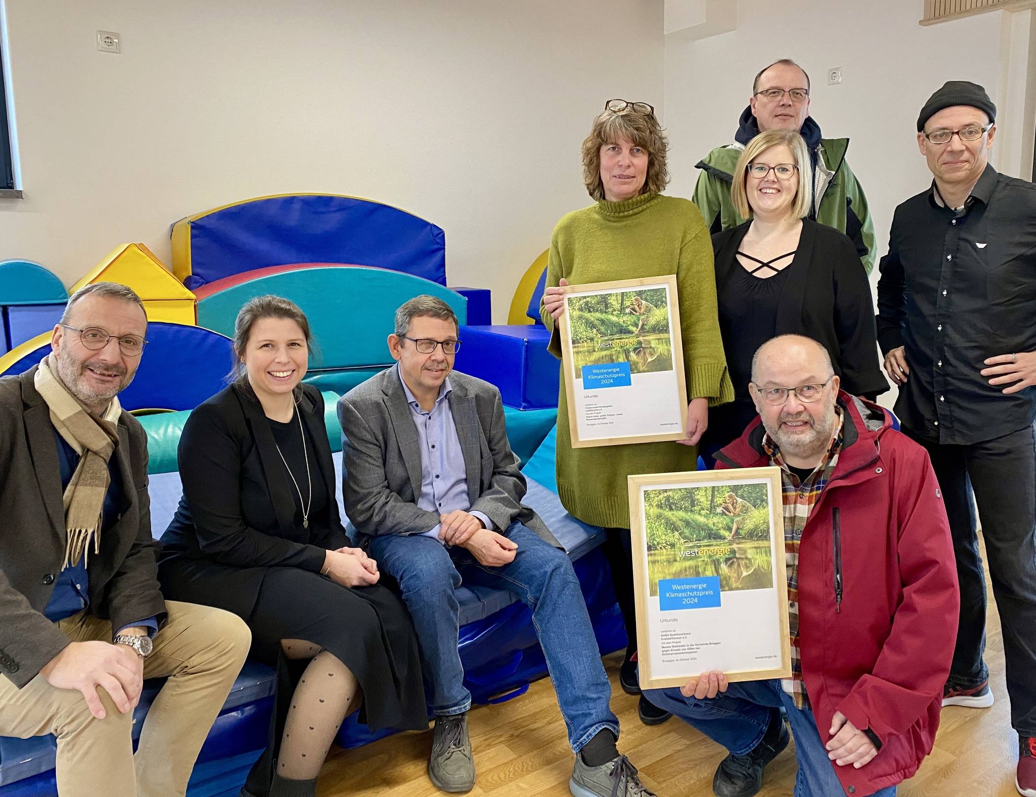  Westenergie-Kommunalmanager Frithjof Gerstner, Rebecca Achten vom Förderverein der Kita, Dieter Dresen, Allgemeiner Vertreter des Bürgermeisters, Claudia Körstgens, Leiterin der Kita, Dr. Guido Derichs, Burggemeinde Brüggen (hinten), Vorsitzende des Fördervereins der Kita Michelle Metten, Klaus-Peter Ziegler (vorne) und Elmar Storch vom NABU (v. l.) freuen sich über die  Projekte des Westenergie Klimaschutzpreises. 