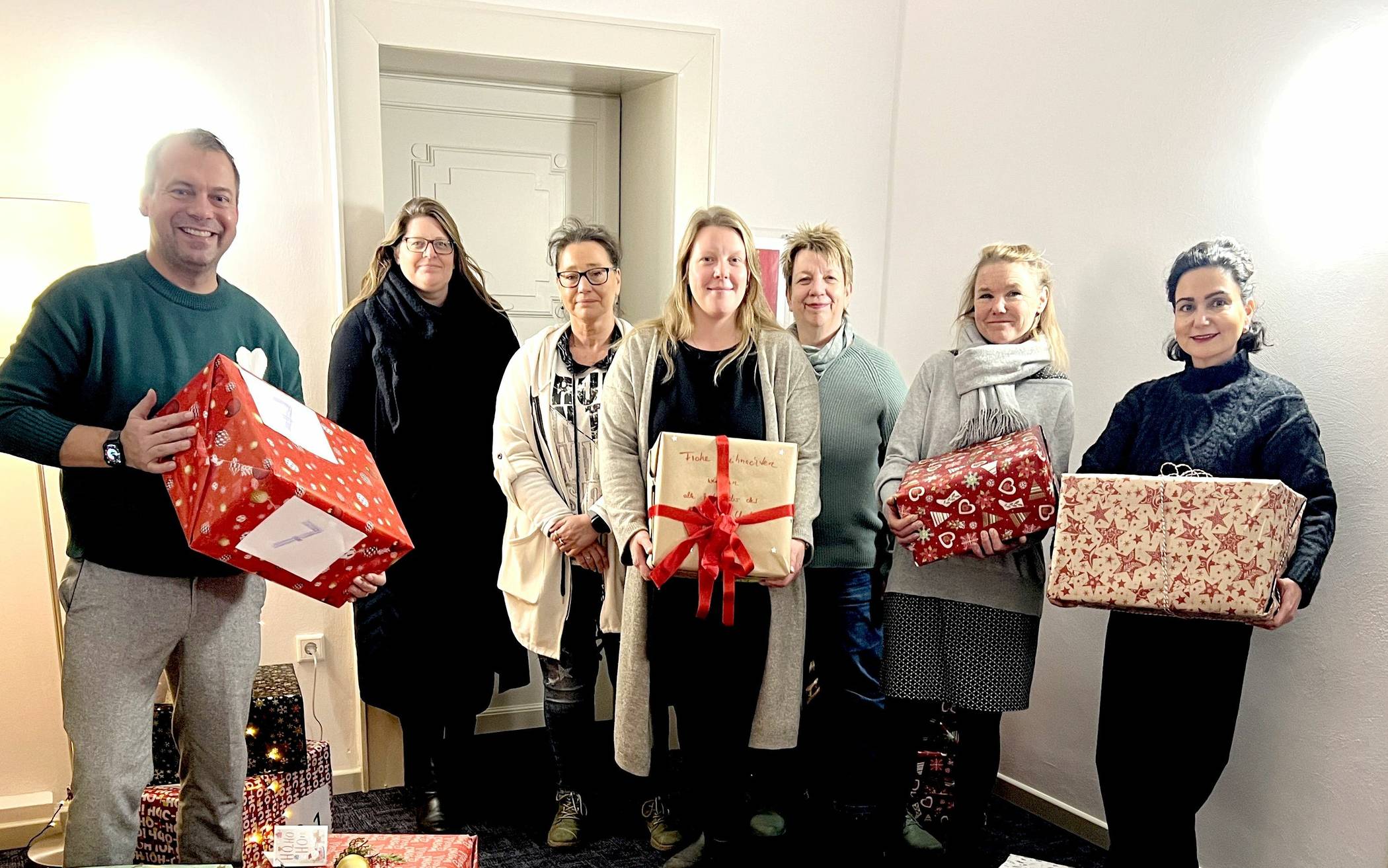  Auf dem Bild zwischen Bürgermeister Christian Pakusch und Dr. Semira Talimi das Team der EZB: Jennifer Bell, Manuela König, Anja Zimpel, Caudia Philipzen und Greta Claesges. 