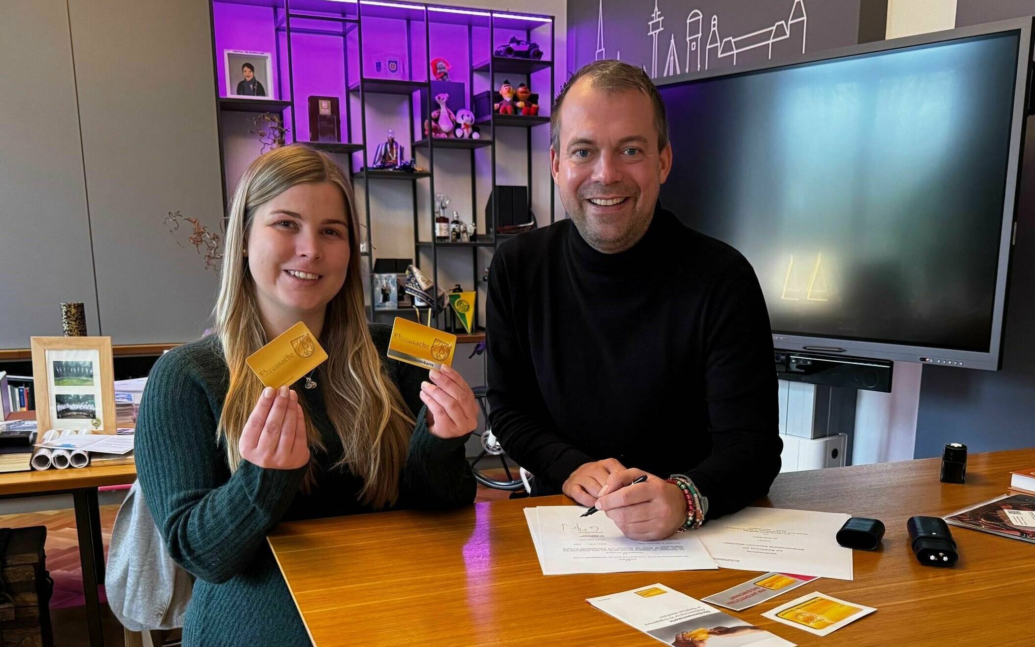  Verwaltungsmitarbeiterin Sophie Leder und Bürgermeister Christian Pakusch bei der Unterzeichnung der Landesvereinbarung. Foto: Stadt 
