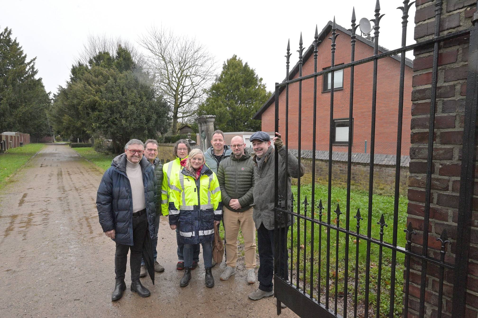 Vertreter der der Stadtverwaltung und der Kommunalpolitik bei einem Ortstermin an dem sanierten Tor. Foto: Stadt Viersen