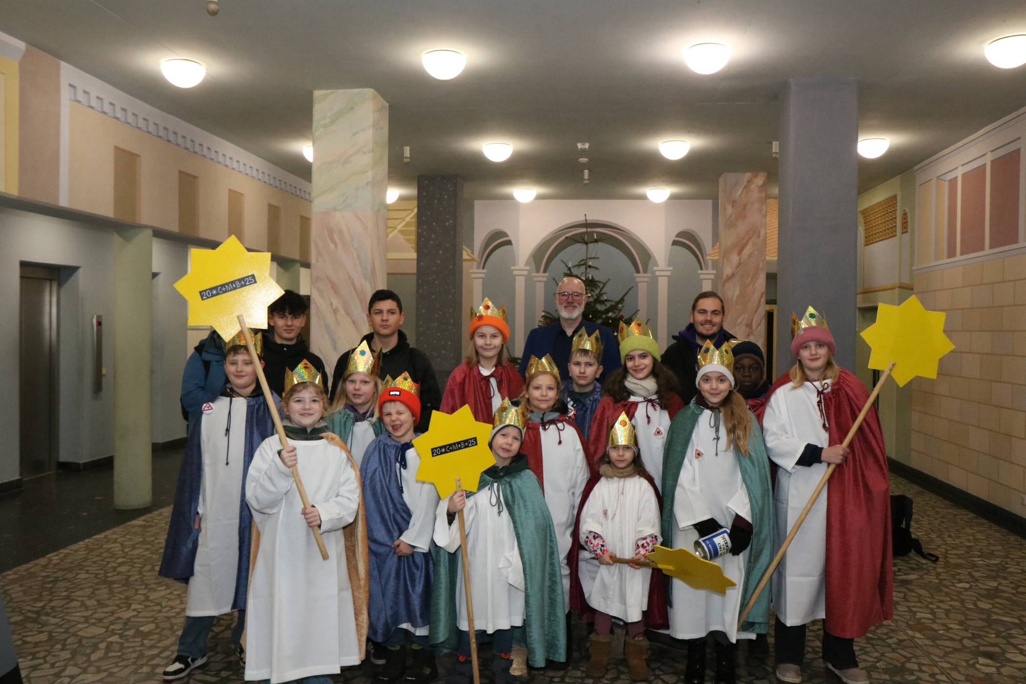 Kreisdirektor Ingo Schabrich begrüßte die Sternsinger der Pfarrei St. Remigius im Kreishaus. 