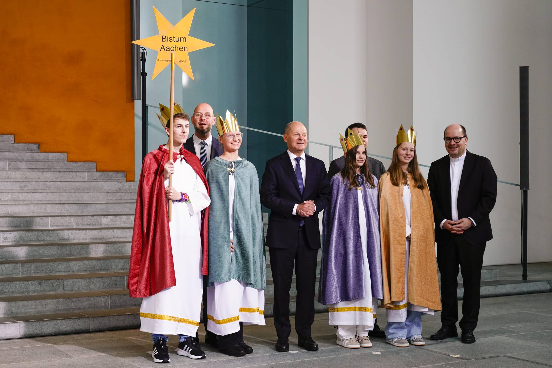 Die Sternsinger aus der Pfarrgemeinde St. Remigius in Viersen beim Bundeskanzler Olaf Scholz.   