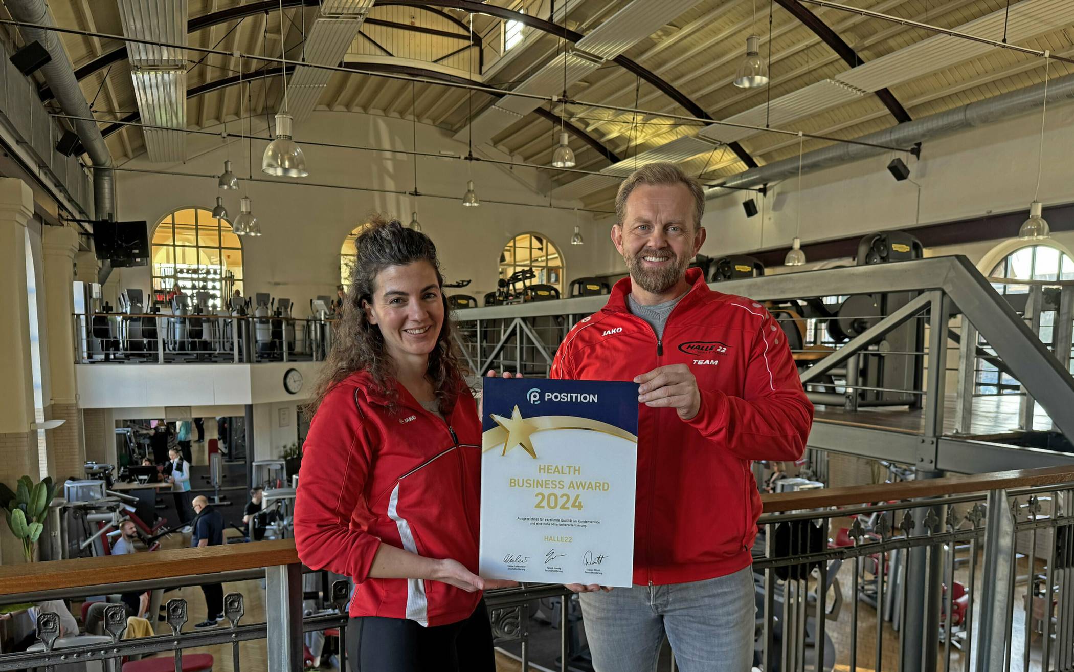  Sie freuen sich über den zweiten „Health Business Award“: Theresa Töllner und Thomas Mathes, Geschäftsführe der Halle 22. Foto: Halle 22 