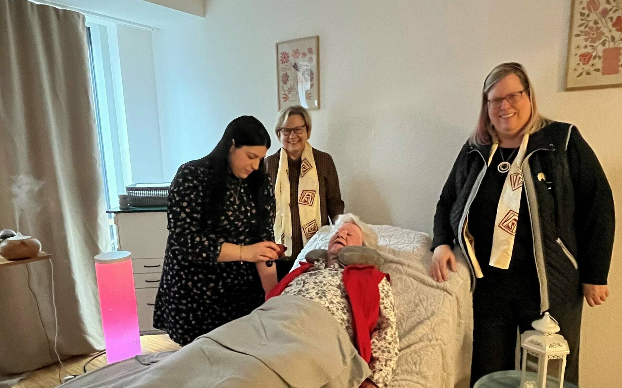  Wellness im Caritaszentrum Neuwerk (v.l):  Claudia Preuß, Sozialer Dienst, Gabriele Rader-Hüren, Vizepräsidentin des Zonta-Clubs Mönchengladbach II, Marlene Konnertz, Bewohnerin, und Kristin Kraft-Efinger, Präsidentin des Zonta-Clubs. 