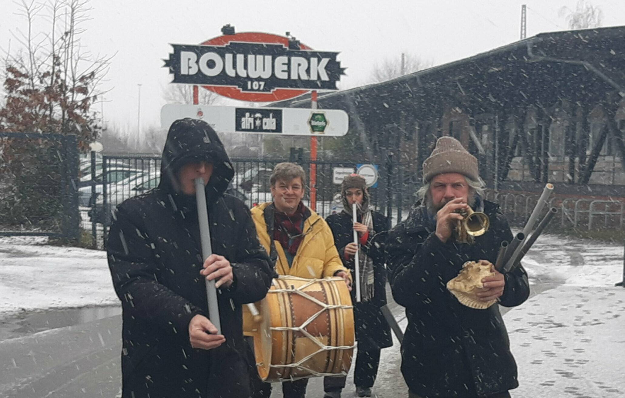 Festivalleiter Tim Isfort, Verwaltungsleiter Kaya Gercek, Improviser-Betreuerin Marie Gavois und Bart Marvis (v. l.) auf dem Weg nach Moers. 