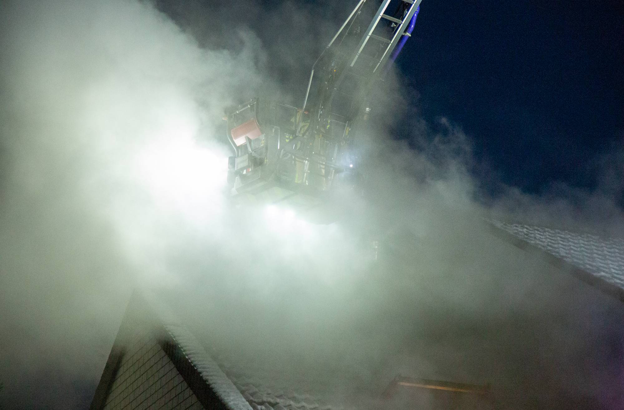 Zimmerbrand in einem Einfamilienhaus greift auf Gebäude über