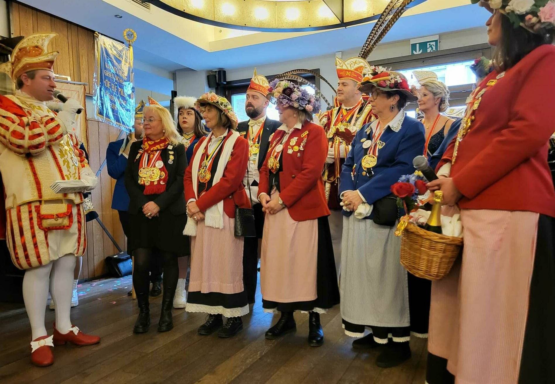 Heinzelmännchen-Präsident David Burkhardt (l.) ist zeitgleich auch Sellerie-Prinz der Närrischen Marktfrauen. Gemeinsam mit ihnen und den Heinzelmännchen begrüßte er beim Jubiläumsempfang das Prinzenpaar aus Angermund und den Prinzen aus Velp. 