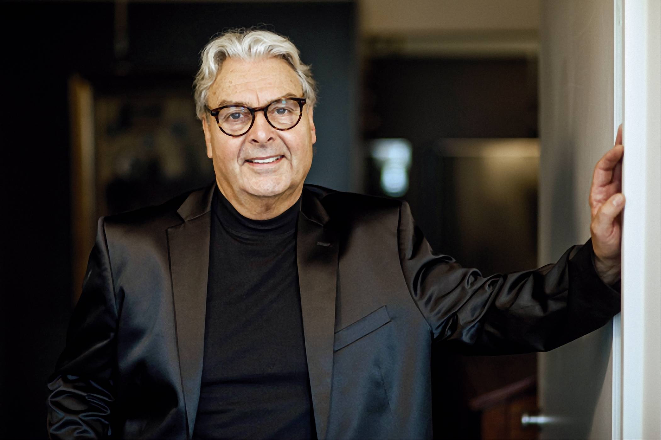  Knud Schöber, Direktor des Deutschen Messingmuseums in Krefeld, schätzt die Messingobjekte kunsthistorisch ein, die Bürger und Sammler vorlegen. 