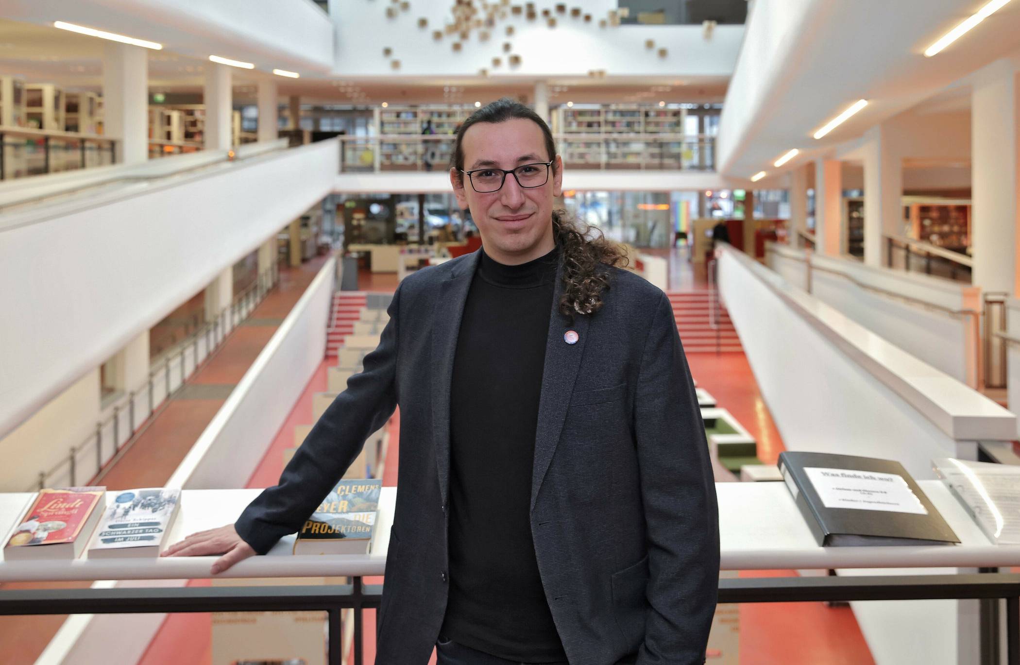  Im Amt: Simon Hoffmann ist der neue Leiter der Krefelder Mediothek. 