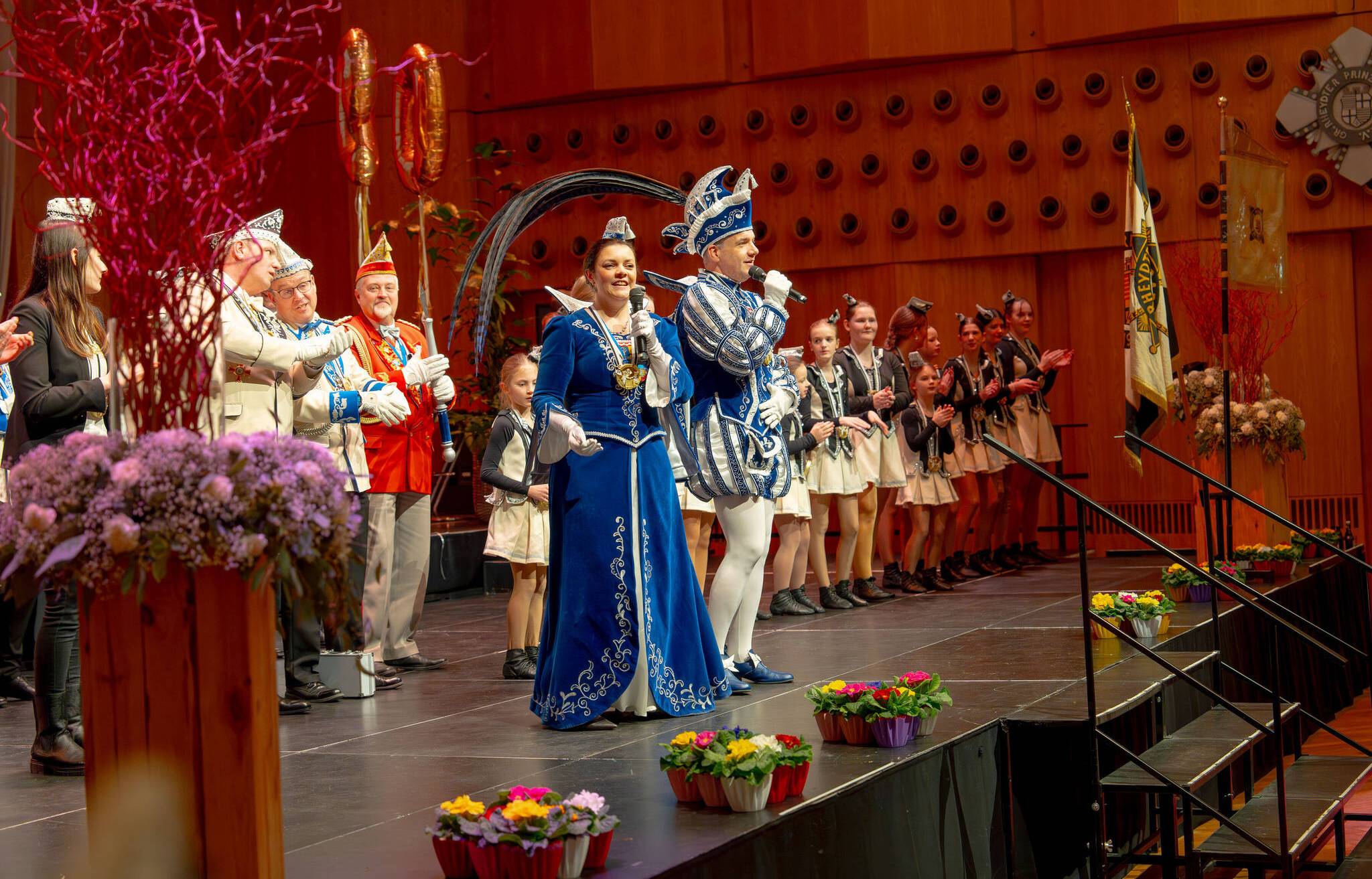 Selbstverständlich kam das Prinzenpaar nicht ohne Gesang von der...