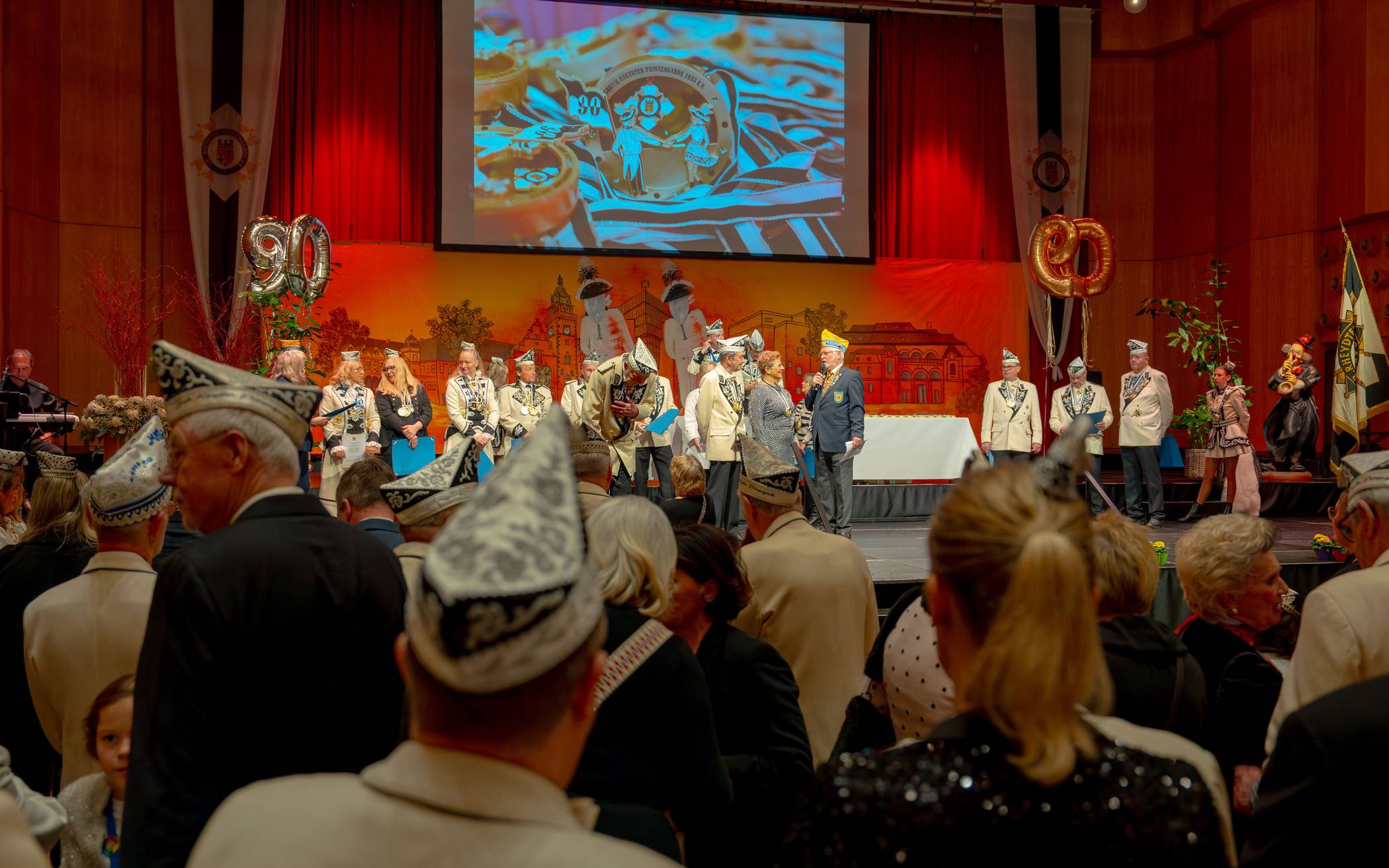 Der Karnevalsverband Linker Niederrhein mit seinem Präsidenten Karl Schäfer zeichnete...