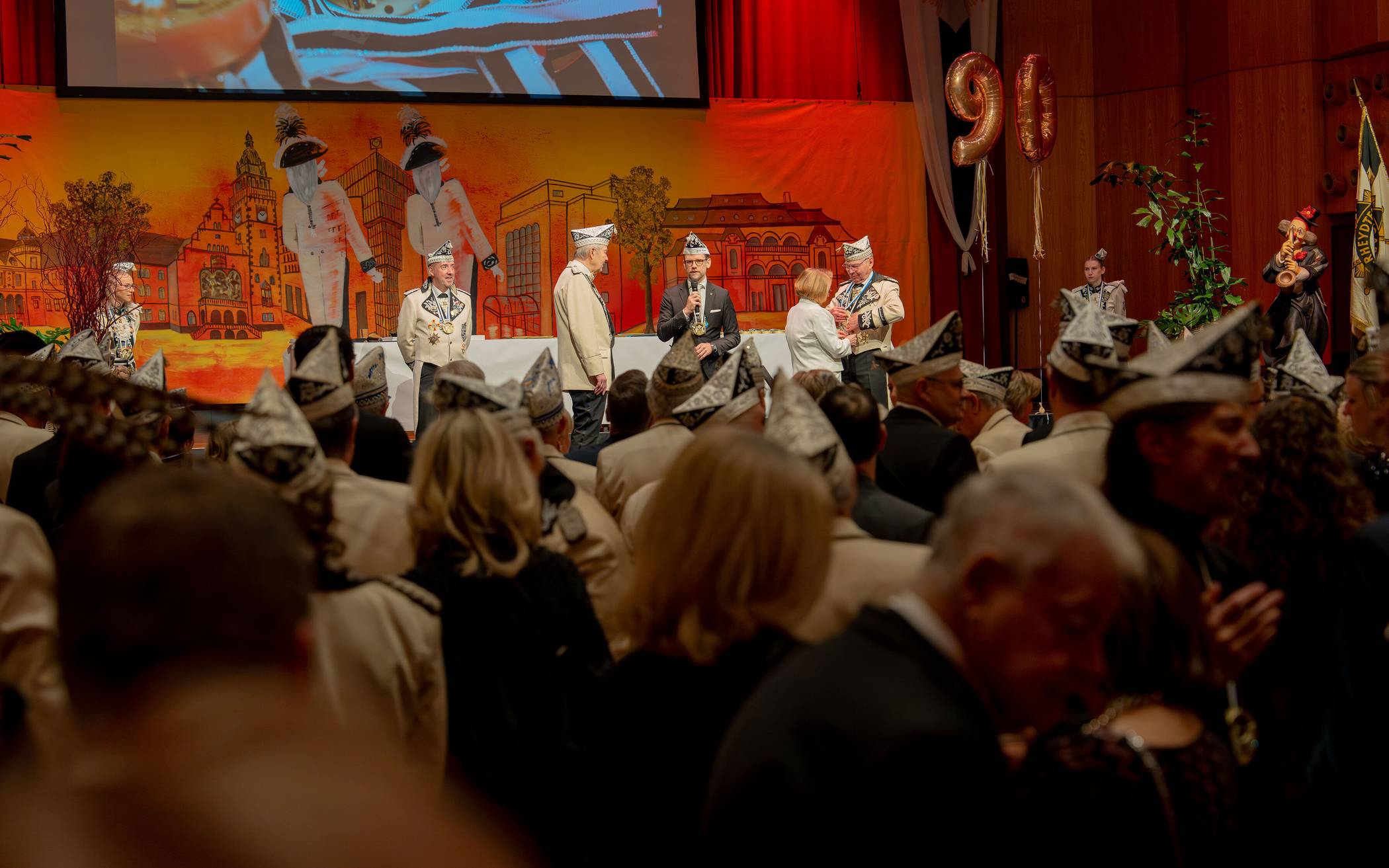 Für die Stadt Mönchengladbach überbrachte Oberbürgermeister Felix Heinrichs die...