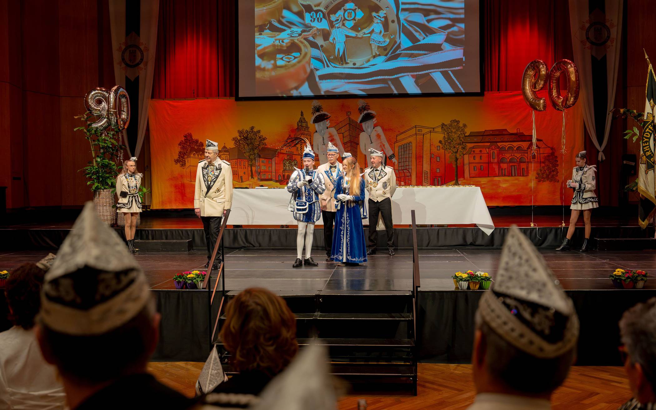 Auch das Kinderprinzenpaar Nicklas I. und Melissa I. mit Hofmarschall Hajo Hering...