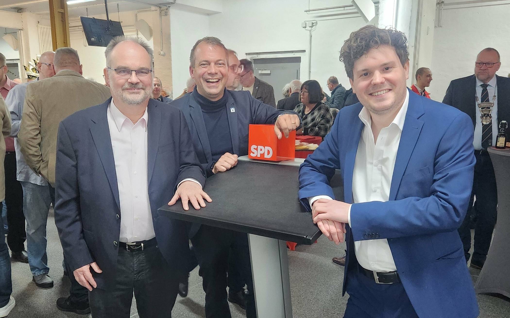 Neujahrsempfang der SPD Willich im Gründerzentrum. Unser Foto zeigt Lukas Siebenkotten, ehemaliger Bürgermeister von Willich und Präsident des Deutschen Mieterbundes, Bürgermeister Christian Pakusch und SPD Vorsitzender Lukas Maaßen (von links).  