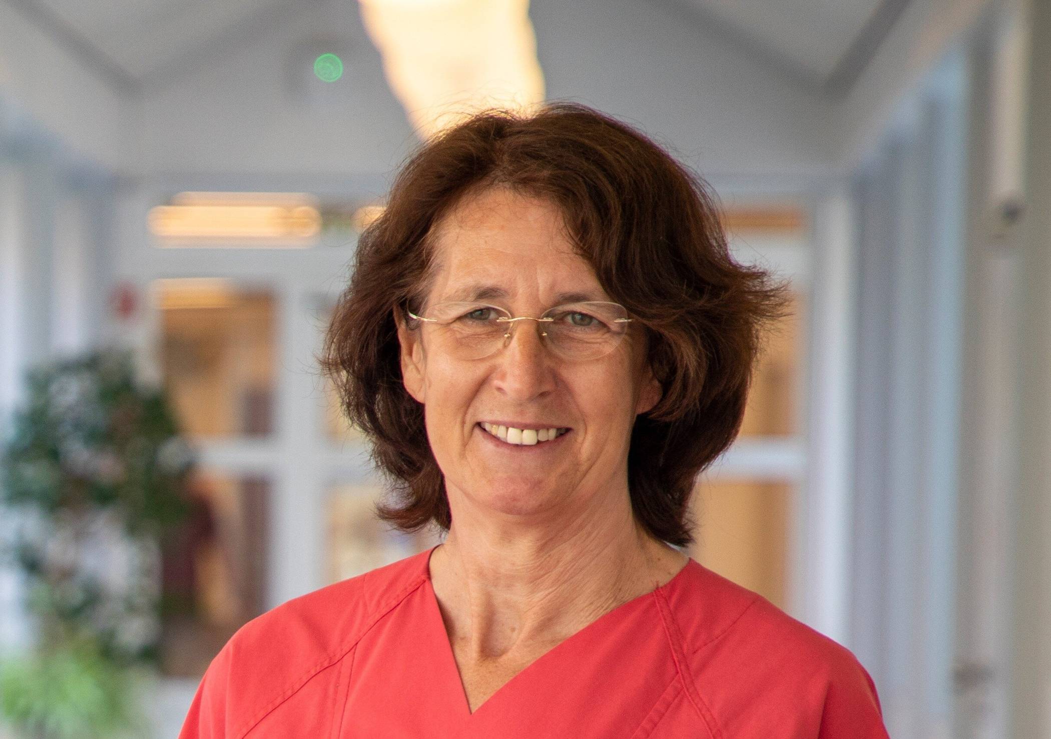  Sigrid Schulz-Rohrbach, examinierte Krankenschwester und ausgebildete Pflegetrainerin, leitet den kostenlosen Kurs zum besseren Verständnis von an Demenz erkrankten Angehörigen im Krankenhaus Bethanien Moers. 