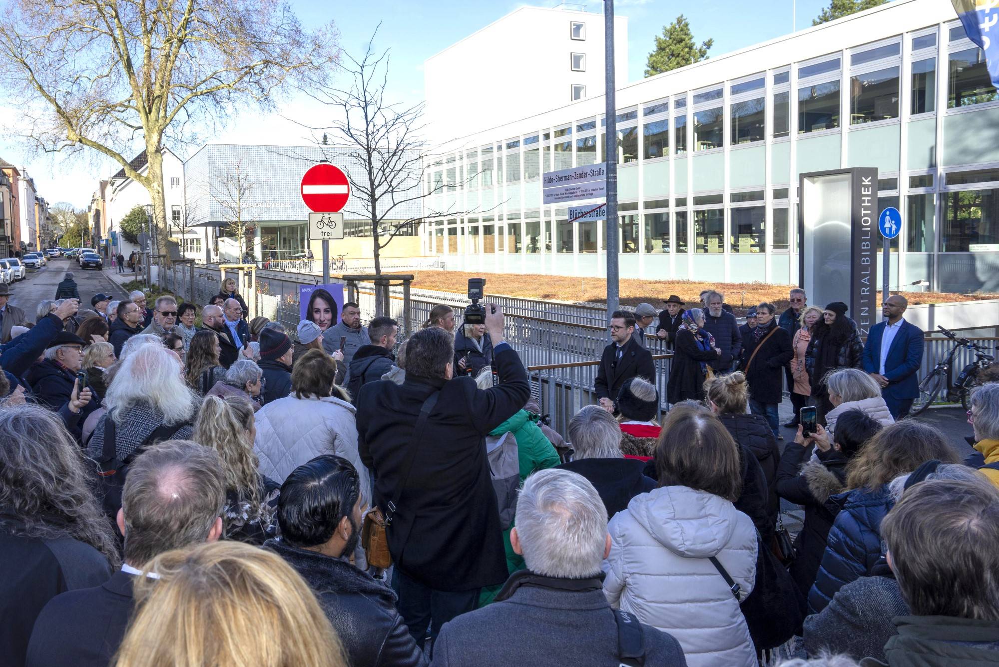  Die feierliche Benennung der Hilde-Sherman-Zander-Straße mit Oberbügermeister Felix Heinrichs.   