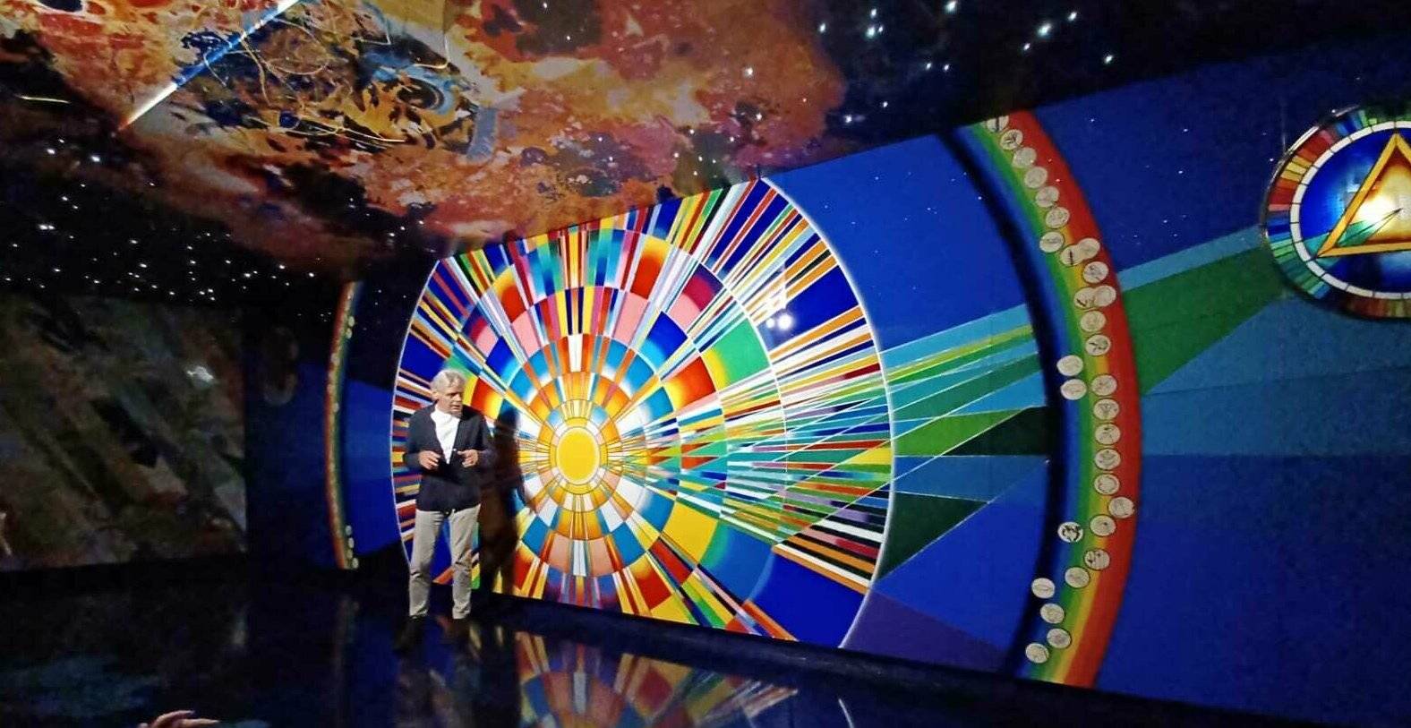 Der Künstler Emil Schult bei der Führung für Mitglieder des Willicher Kunstvereins in dem von ihm selbst gestalteten Krypta-Raum in der Robert Schumann Hochschule Düsseldorf.  Foto: Klaus Behrla