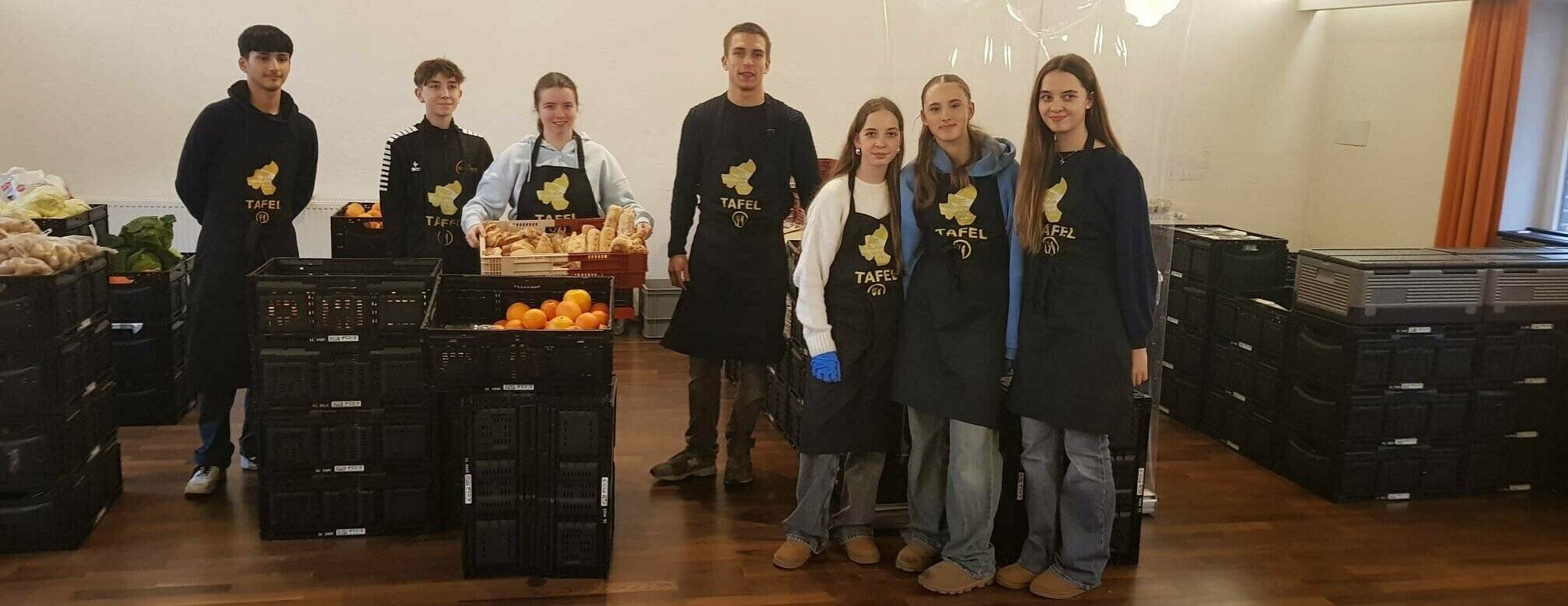 Die Ausgabe der Lebensmittel bei der Tafel in Lank-Latum wurde jetzt von jugendlichen Freiwilligen übernommen. 