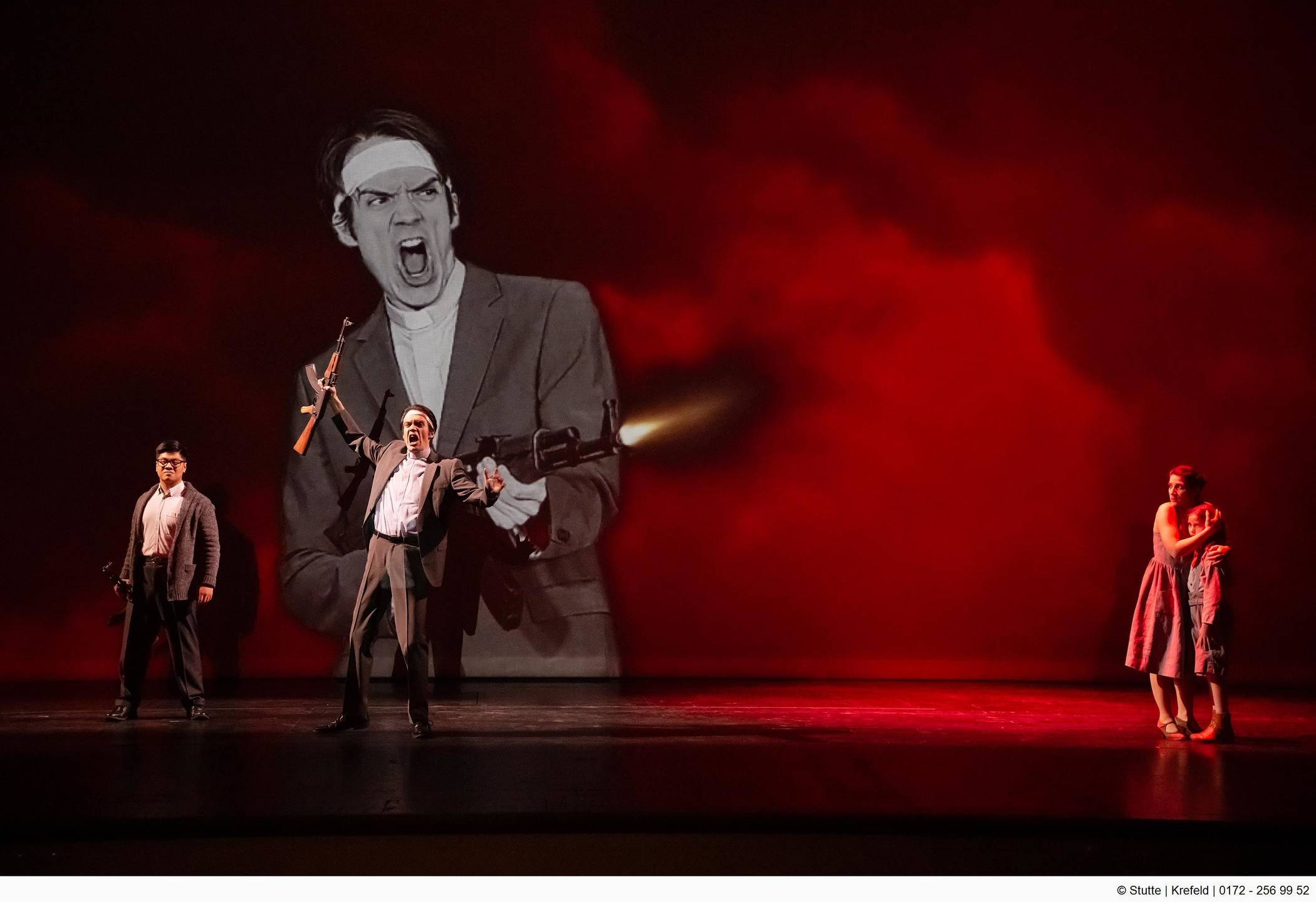  Gewaltszene: der ruppige Elias (Rafael Bruck) findet seinen Widerpart im kleinen Jungen (Cornelius Begrich), der sich angewidert von der Gewalt abwendet. Der Knabe hat sogar einen kleinen Gesangsauftritt, den er zum Entzücken des Publikums bravourös meistert. Foto: Stutte  