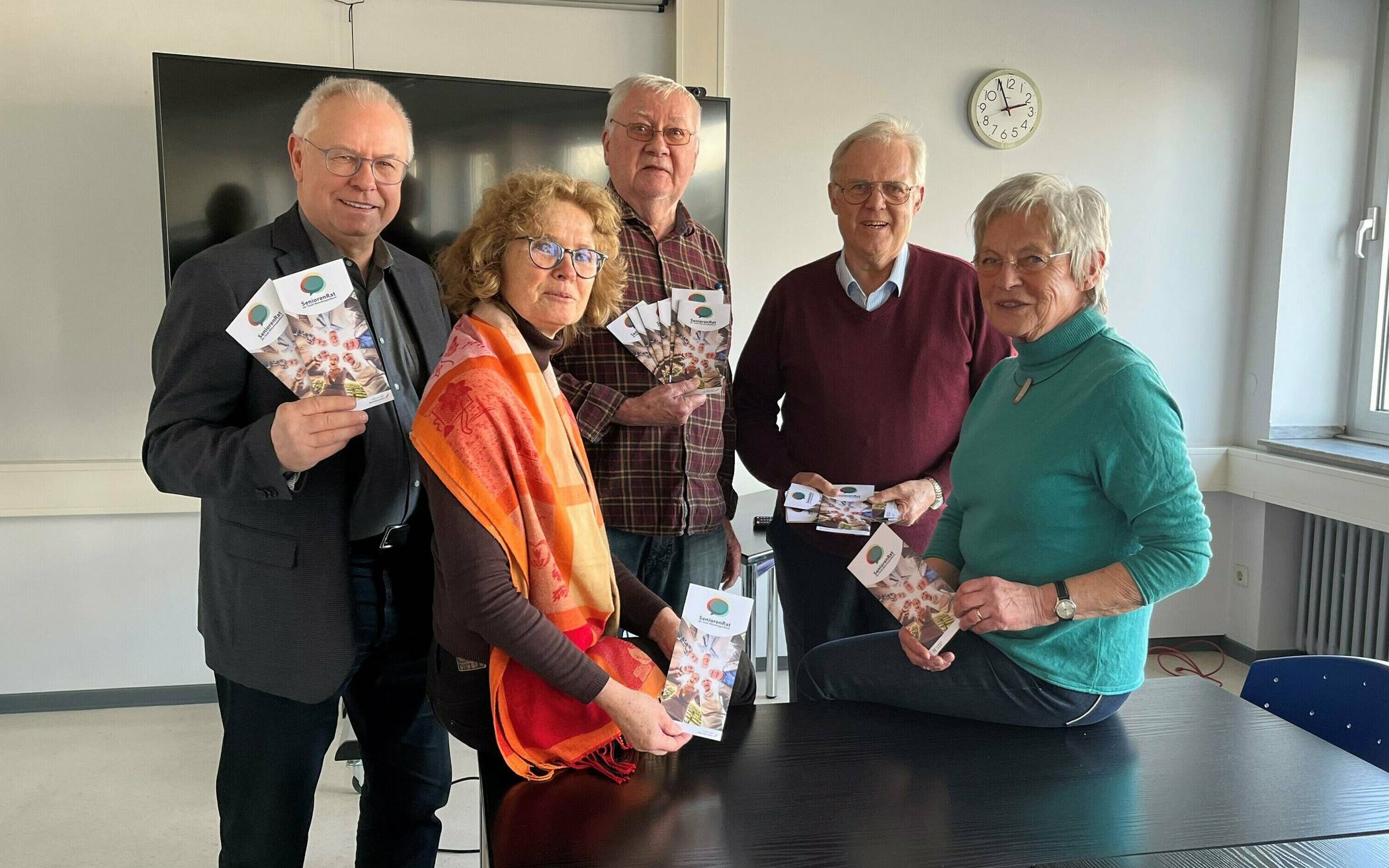  Schon einiges angestoßen, noch viel vor: der Seniorenrat Mönchengladbach (v.l.): Norbert Bude, Birgit Weber, Hartmut Wellsow (stellv. Vorsitzender), Dr. Herbert Loock, Brigitte Brouns (Vorsitzende). Foto: Petra Käding 