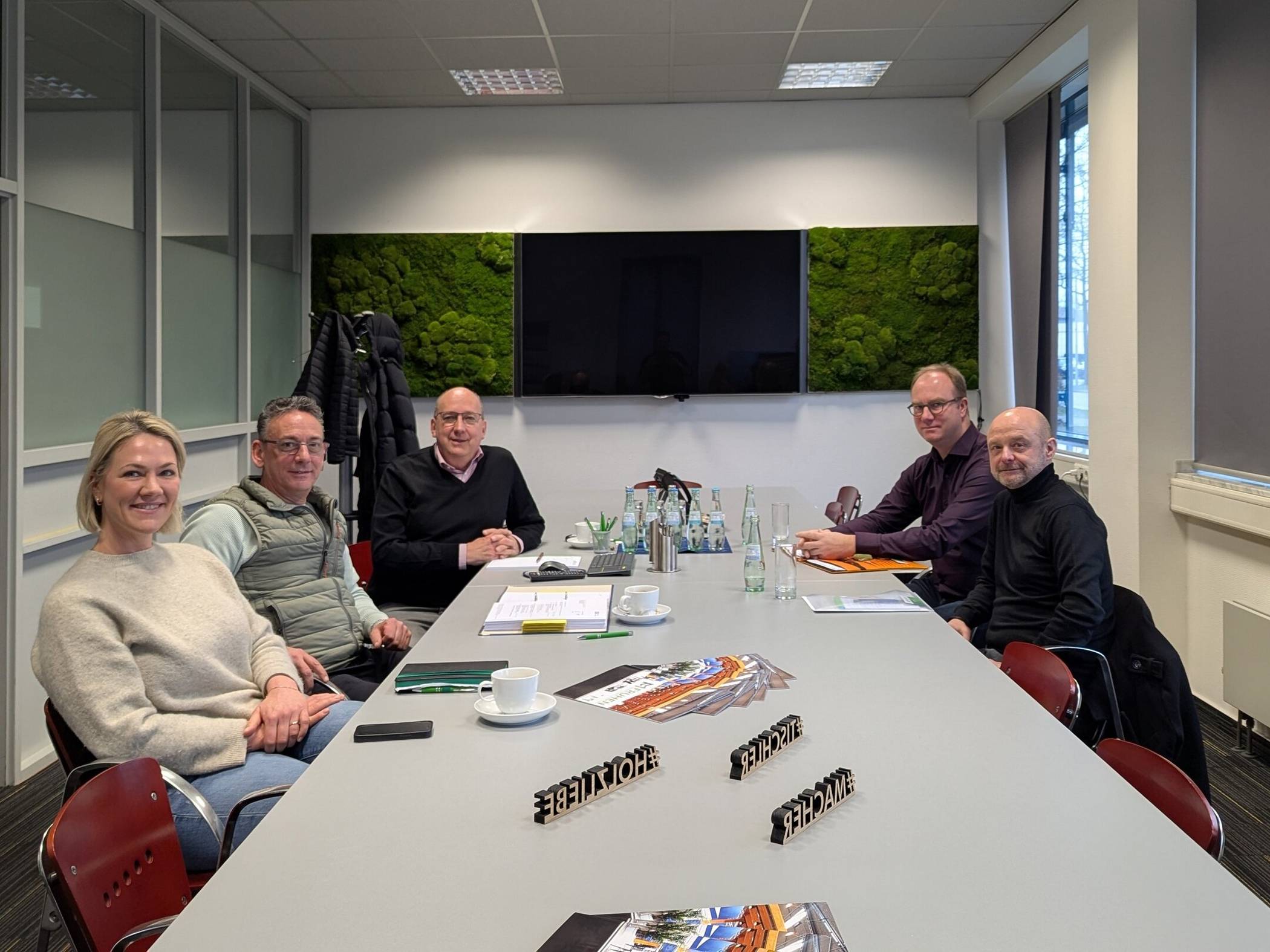  Anna Eßer, Christian Dahmes und Bernd Fruhen von Fruhen Messebau sowie Armin Möller und Michael Rentergent von der Wirtschaftsförderung der Stadt Viersen (v.l.). 