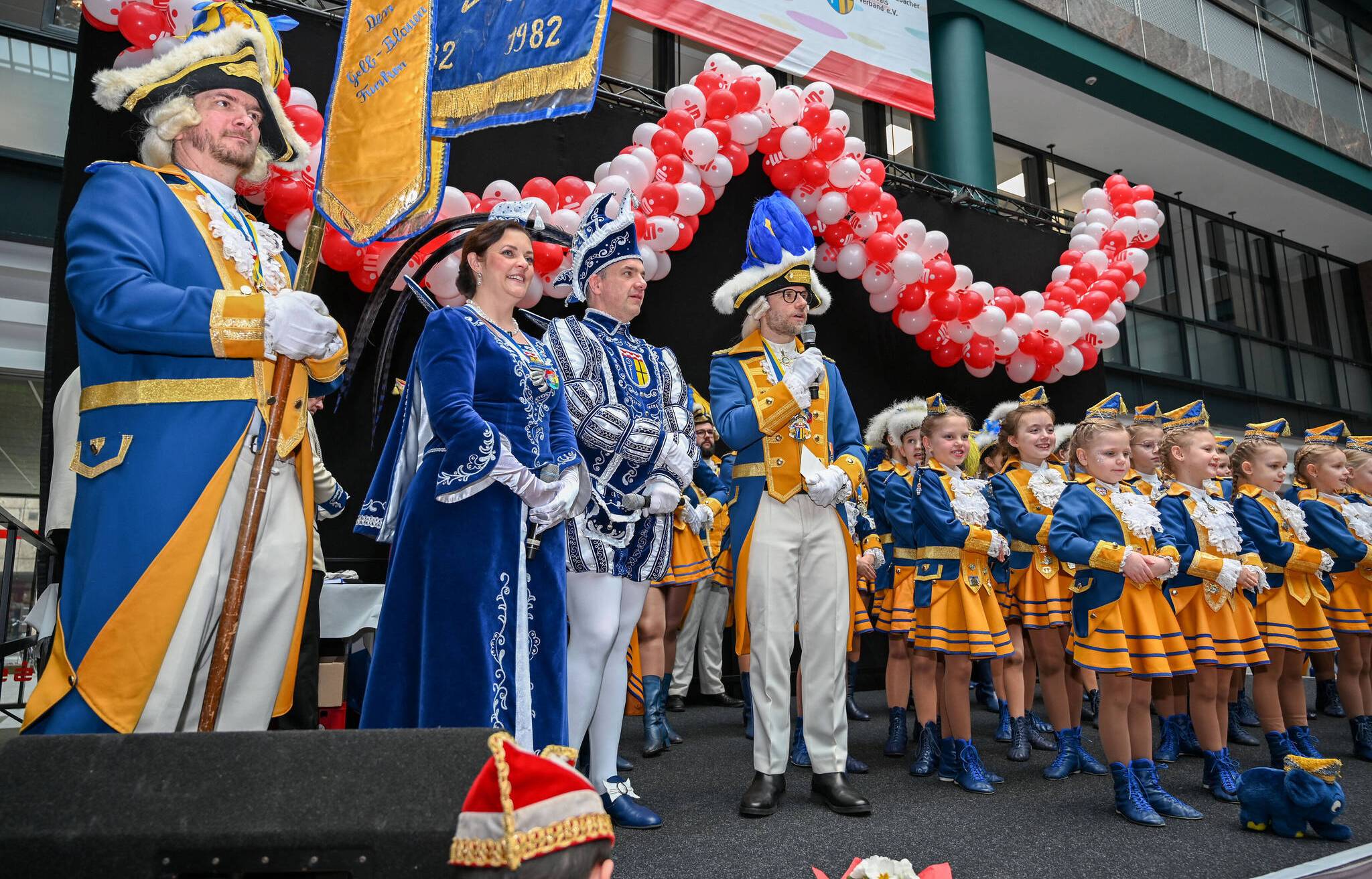 Die Gelb-Blauen Funken sind die Garde des Oberbürgermeisters Felix...