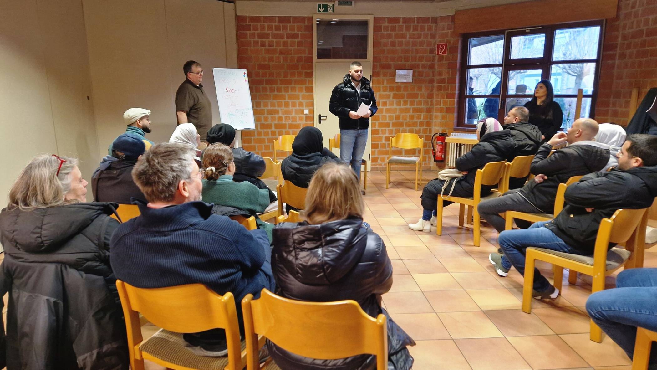  Rund 20 Geflüchtete, die sich bereits mit dem Thema auseinandersetzen oder für die eine derartige Beratung in Frage kommt, hatte Ulrike Schneider-Rox von der Flüchtlingshilfe eingeladen. 