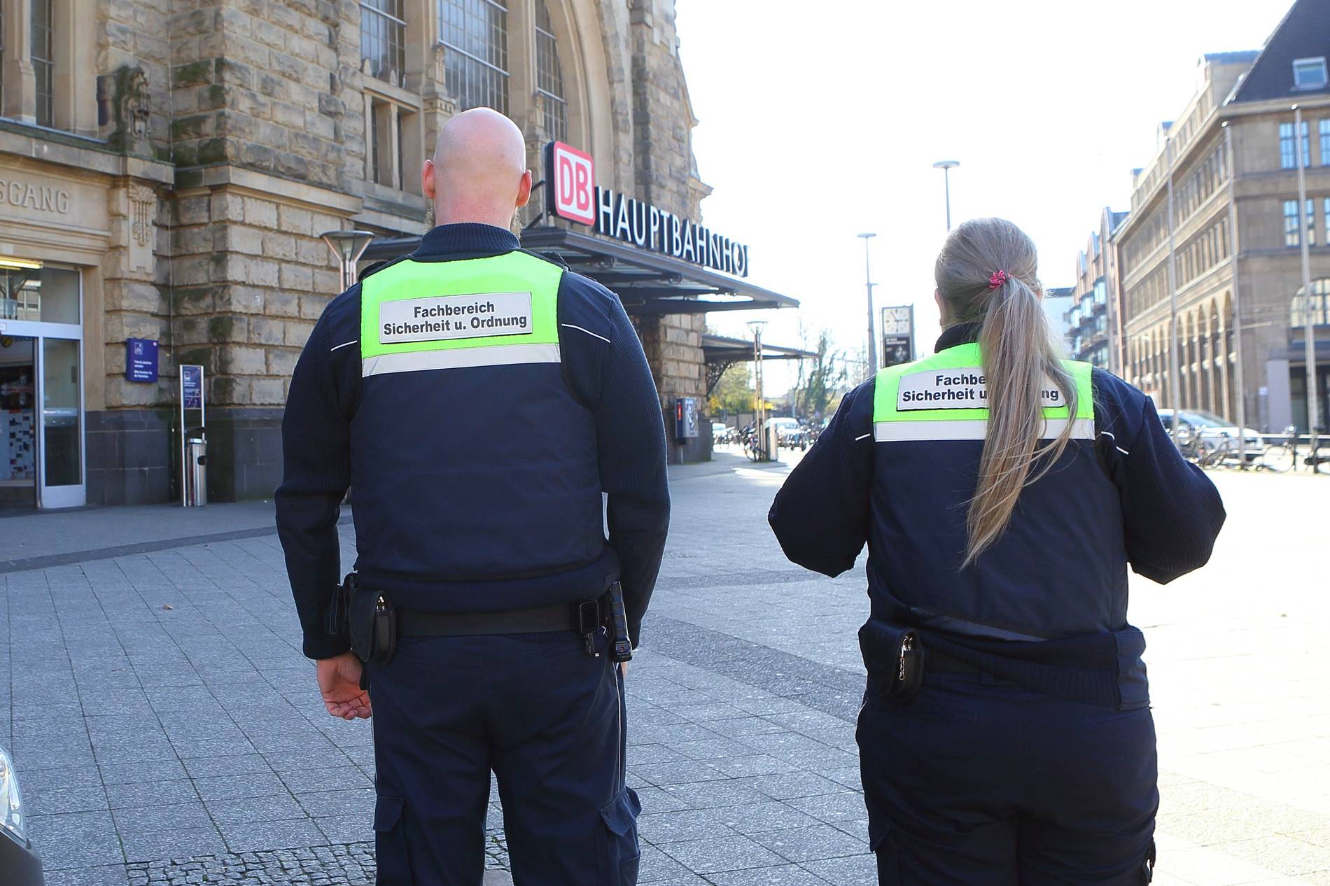 Ordnungsdienst befreit Hund aus verschlossenem Auto