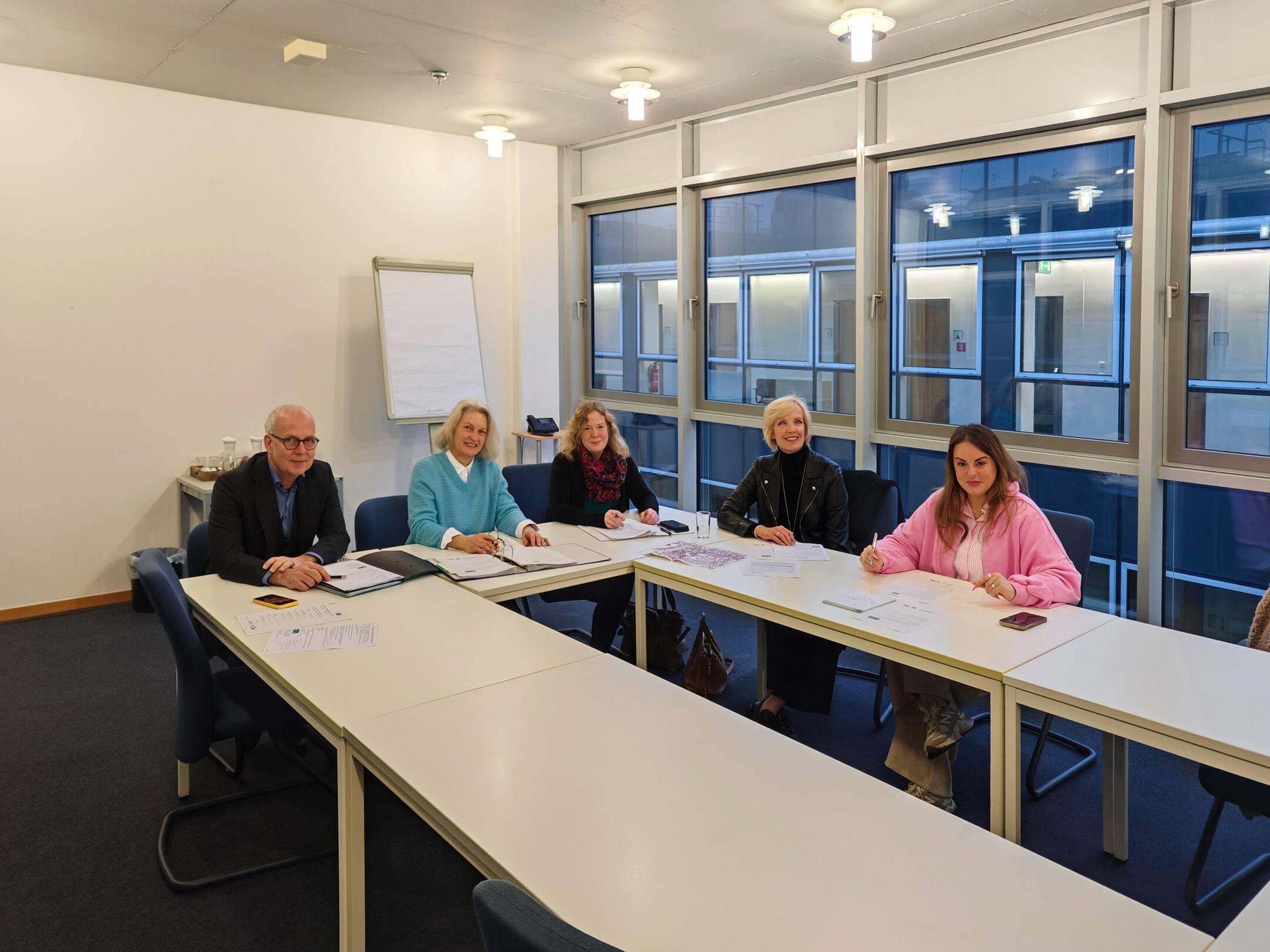  Erste Sitzung des neu gegründeten Verfügungsbeirats (v.l.): Markus Ottersbach (Handelsverband NRW), Susanne Laurenz und Mareike Backhausen (Citymanagement der Stadt), Gabriele Schmitt (Fritz Schmitz Damenmode) sowie Denise Tiffany Wassenberg (Goldstück).. 
