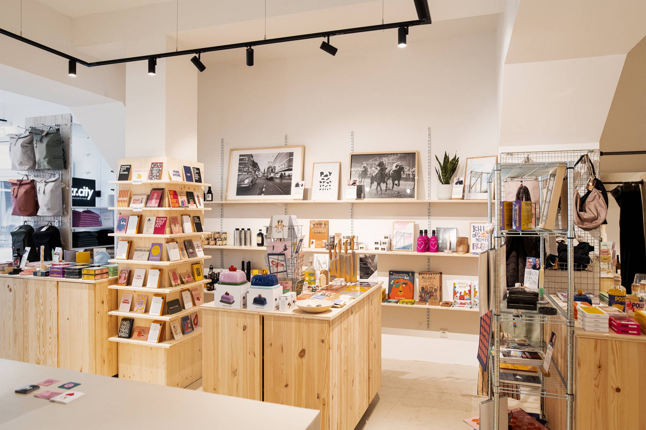 Aktuell findet man Produkte von 20 verschiedenen Marken und Manufakturen, vorwiegend aus Krefeld  und der Umgebung