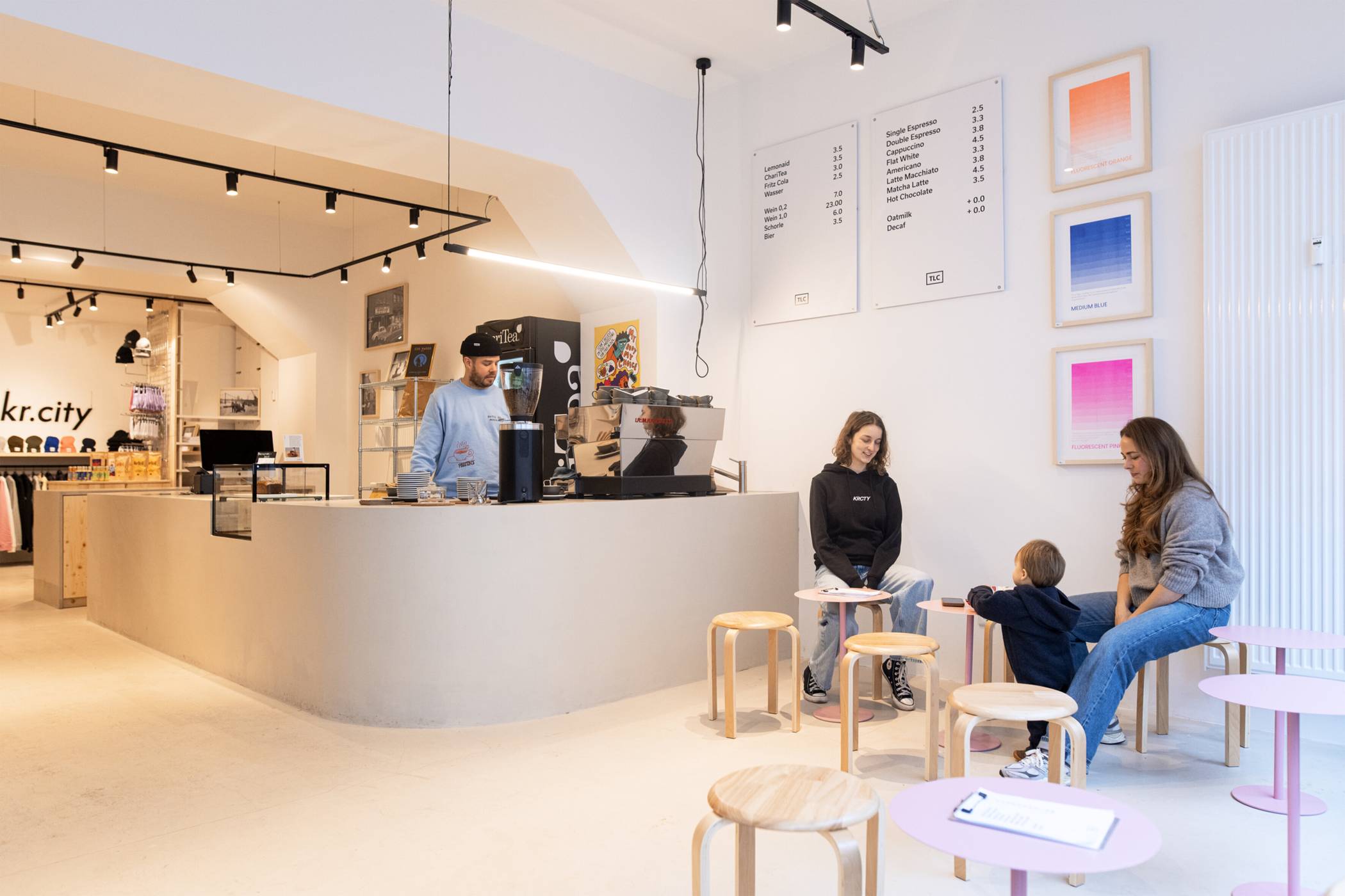 Michi ist nicht nur Eventmanager und Vertriebler,  sondern auch gelernter Barista. Das Einrichtungskonzept des neuen Ladens hat Vanessa entwickelt.