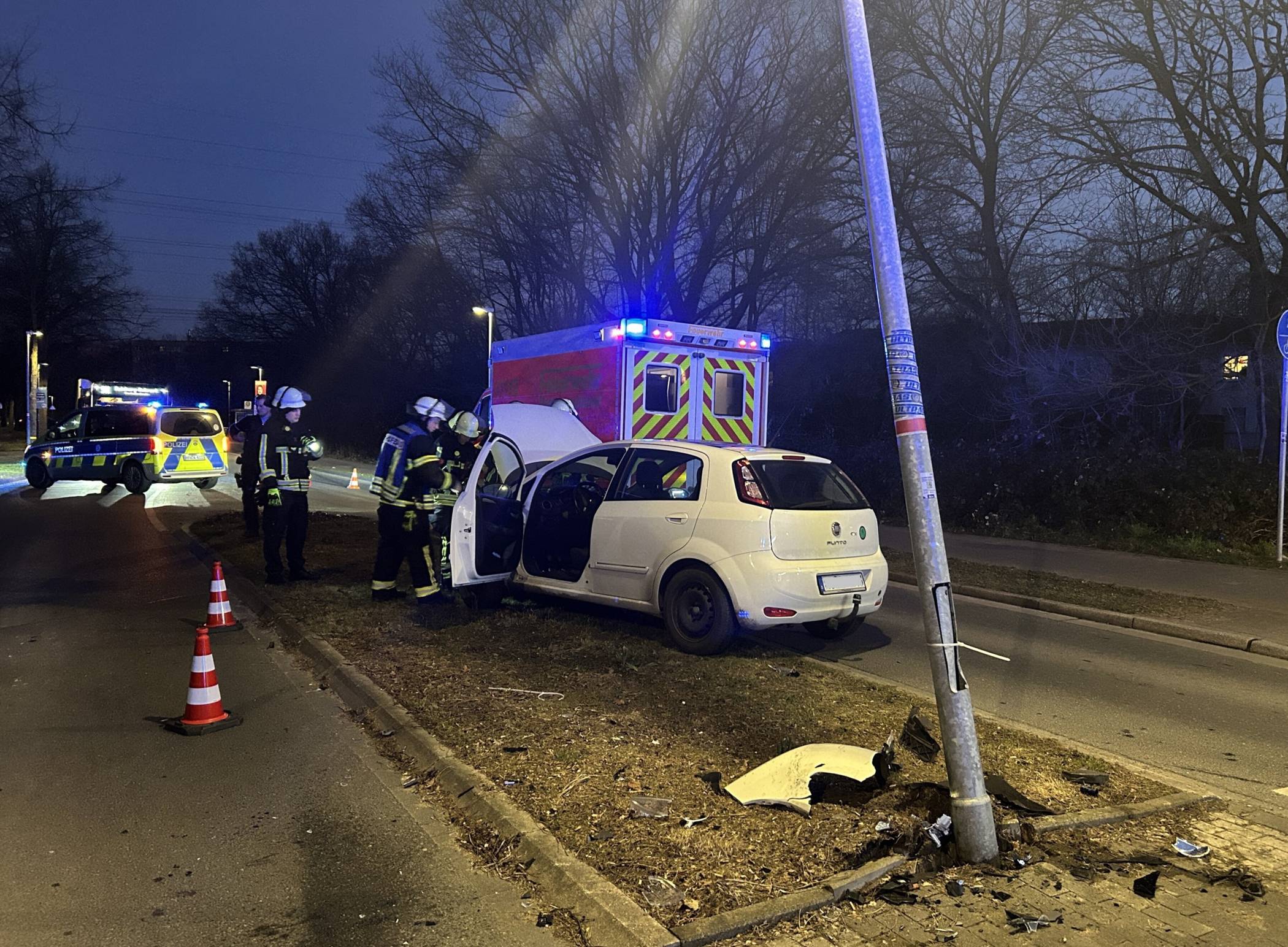 Nach Unfall: Laterne in Schieflage