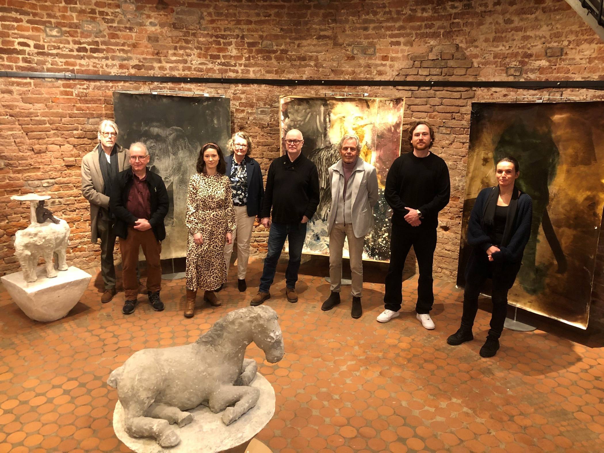  Zur Vorstellung der Ausstellung „Tierisch was los“, die am heutigen Sonntag eröffnet wird, waren auch einige der Künstler in die Teloy-Mühle gekommen. Das Bild zeigt (v.l.): Viktor Nono, Thomas und Klara Virnich, Kerstin Bannach, Kurator Bernd R. Meyer, Emil Schult, Leon Kneffel und Anna Mrzygold. 