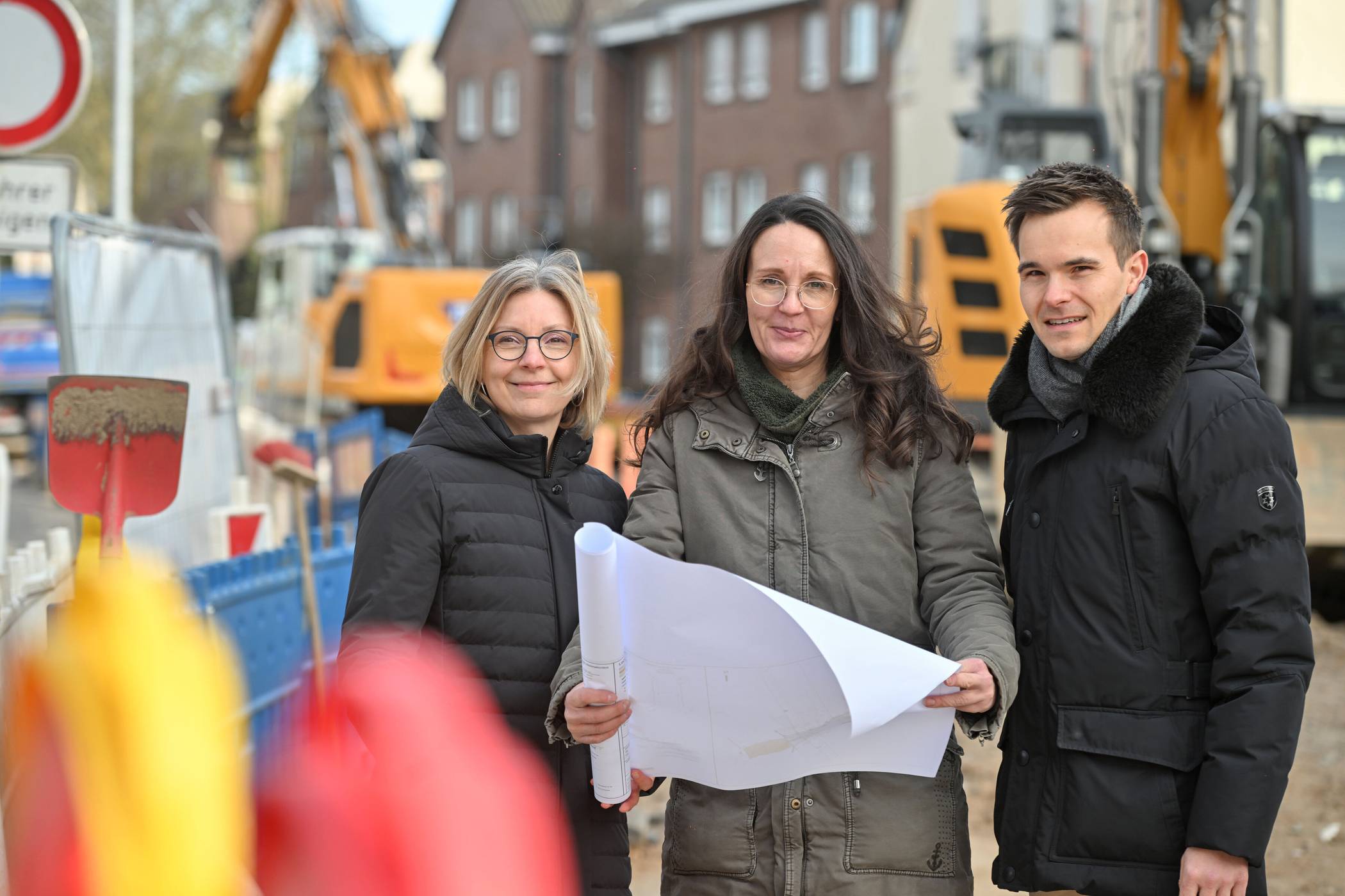  Zu den Stoßzeiten werden gerade an den Baustellen an der Rheinberger oder der Repelener Straße Rückstaus entstehen: „Wir haben eine enorme Verkehrssteigerung auf den Straßen, das bekommt man auch nicht durch clevere Ampelschaltung weg“, so Nadine Beinemann, die gemeinsam mit Diane Schiffer und Markus Traud das Bauprogramm vorstellte. Fürs Pressefoto ging’s zur Filder Straße. 