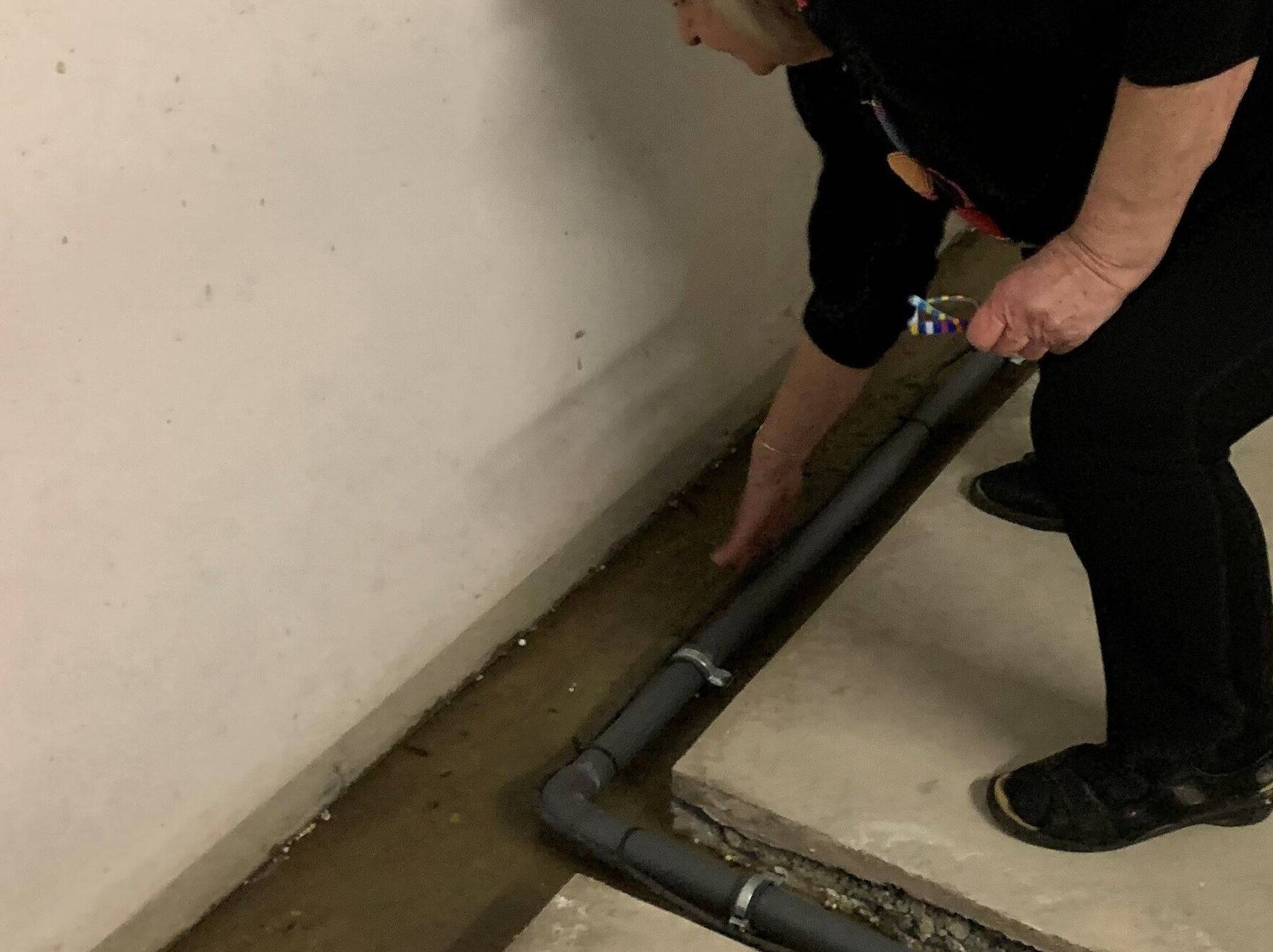 Monika Berten hat eine Rinne um die Kellerräume ziehen lassen. Auch in trockenen Zeiten steht das Wasser hier ein bis zwei Zentimeter hoch.