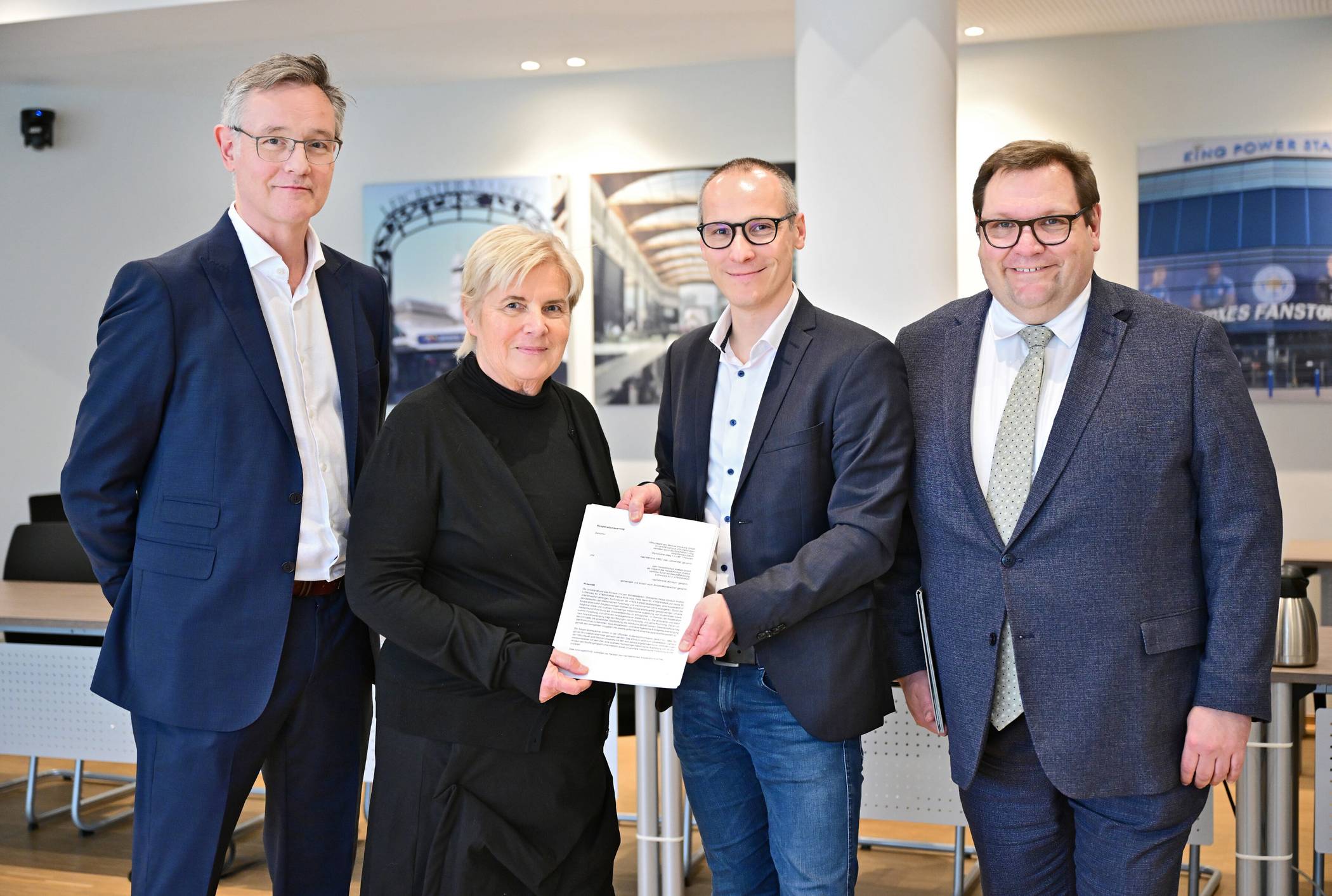 Krefeld bekommt einen universitären Campus. Die Kooperation stellten vor: (v.l.n.r.) Der ärztliche Direktor des Helios Klinikums Krefeld Prof. Thomas Haarmeier, Ilona Renken-Olthoff, Geschäftsführende Gesellschafterin Health an Medical University (HMU), der Geschäftsführer des Helios Klinikums Krefeld Alexander Holubars und Oberbürgermeister Frank Meyer. Foto: Stadt Krefeld, Andreas Bischof