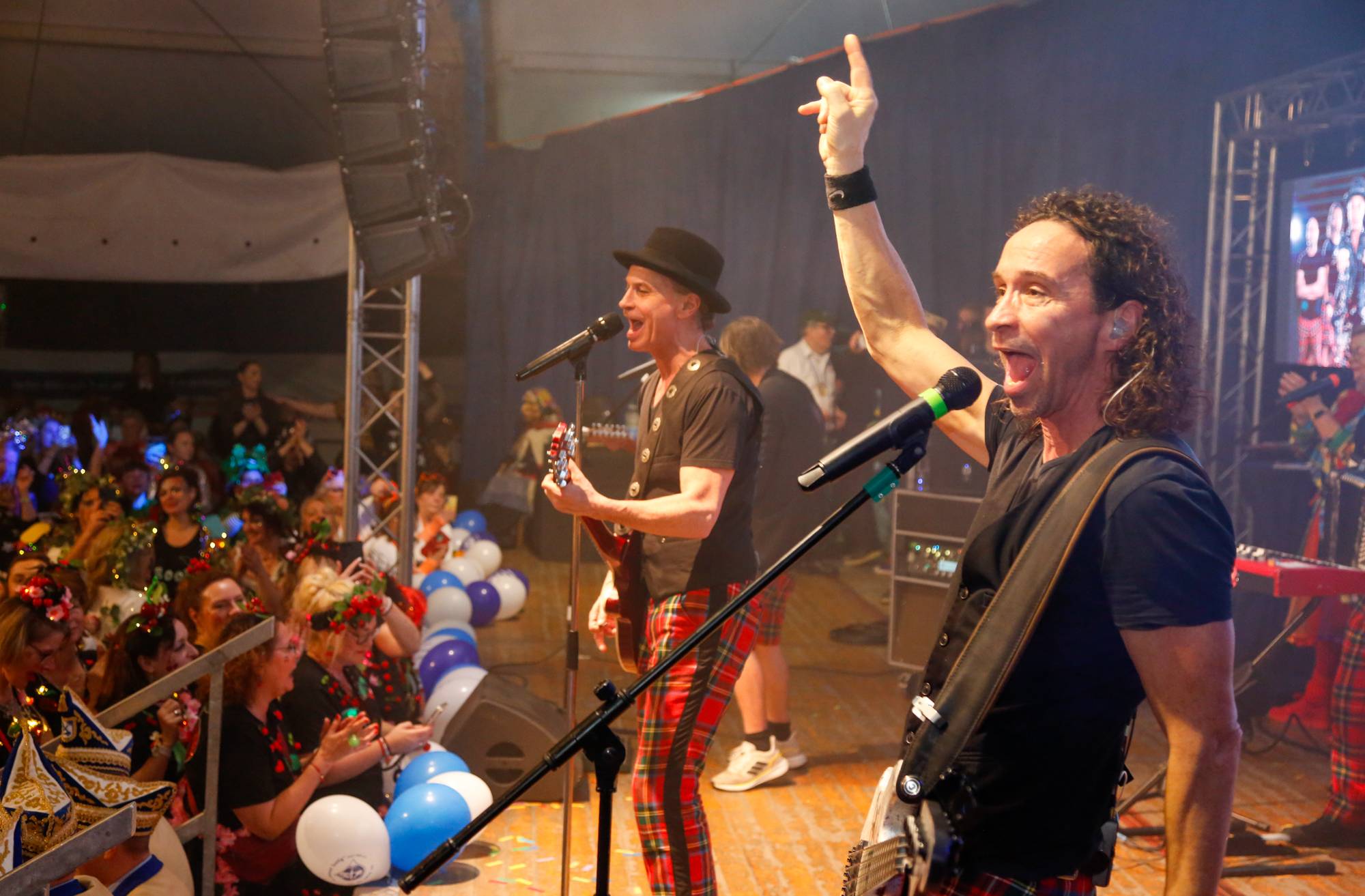 Brings brachten das Zelt zum...