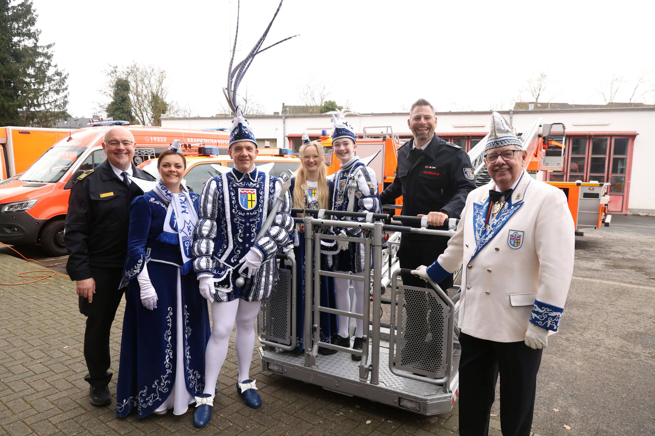 Die Prinzenpaare zu Besuch bei der Feuerwehr in Rheydt.