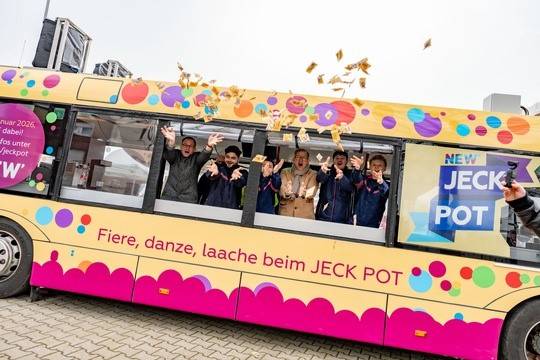  Am 10. Februar wurde der Karnevals- und Eventbus von allen Mitwirkenden feierlich an die beiden NEW-Vorstände Frank Kindervatter und Thomas Bley übergeben. 