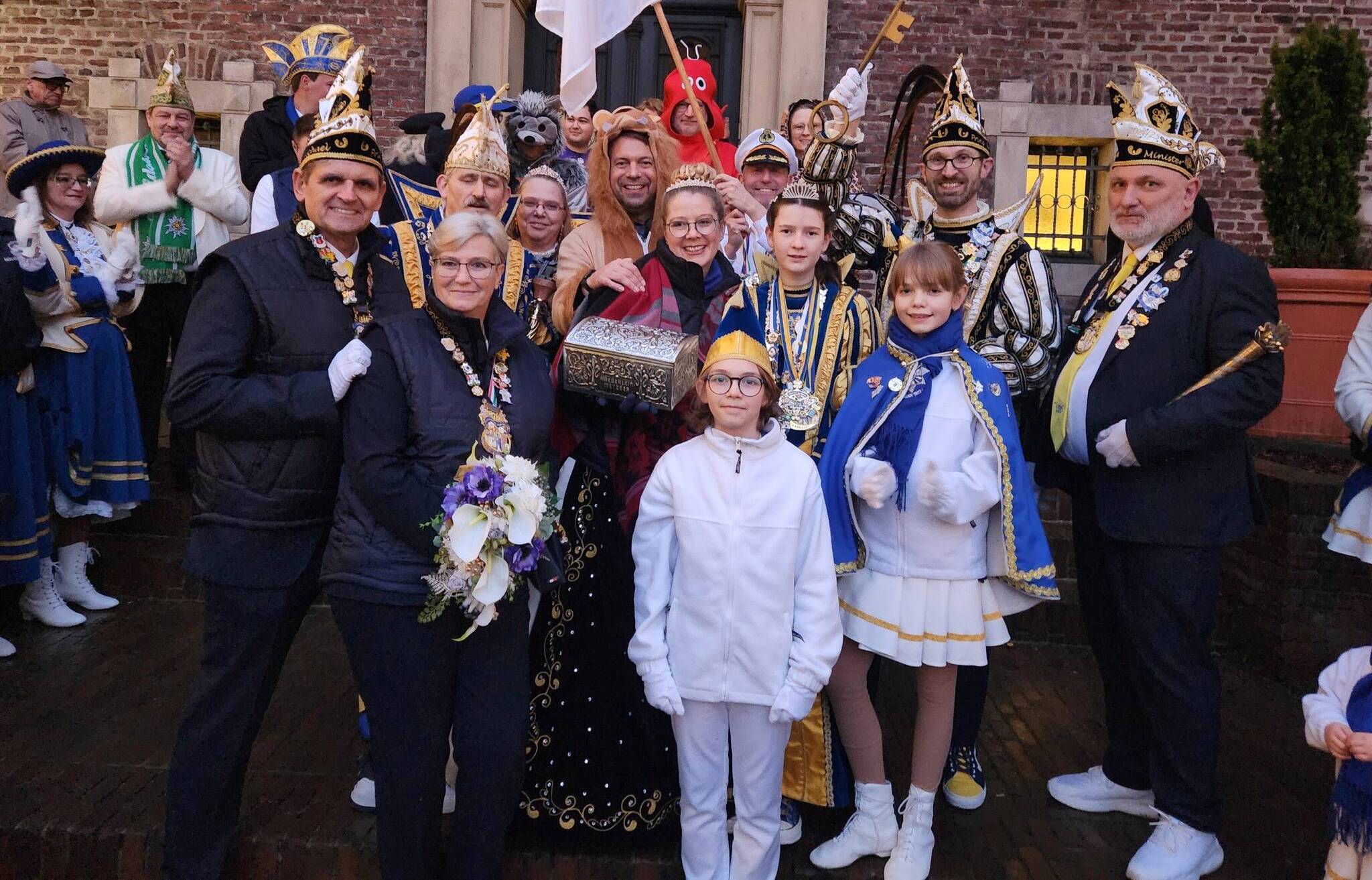 Es ist vollbracht: Das Rathaus ist gestürmt, Schatulle an die Prinzessin und der...