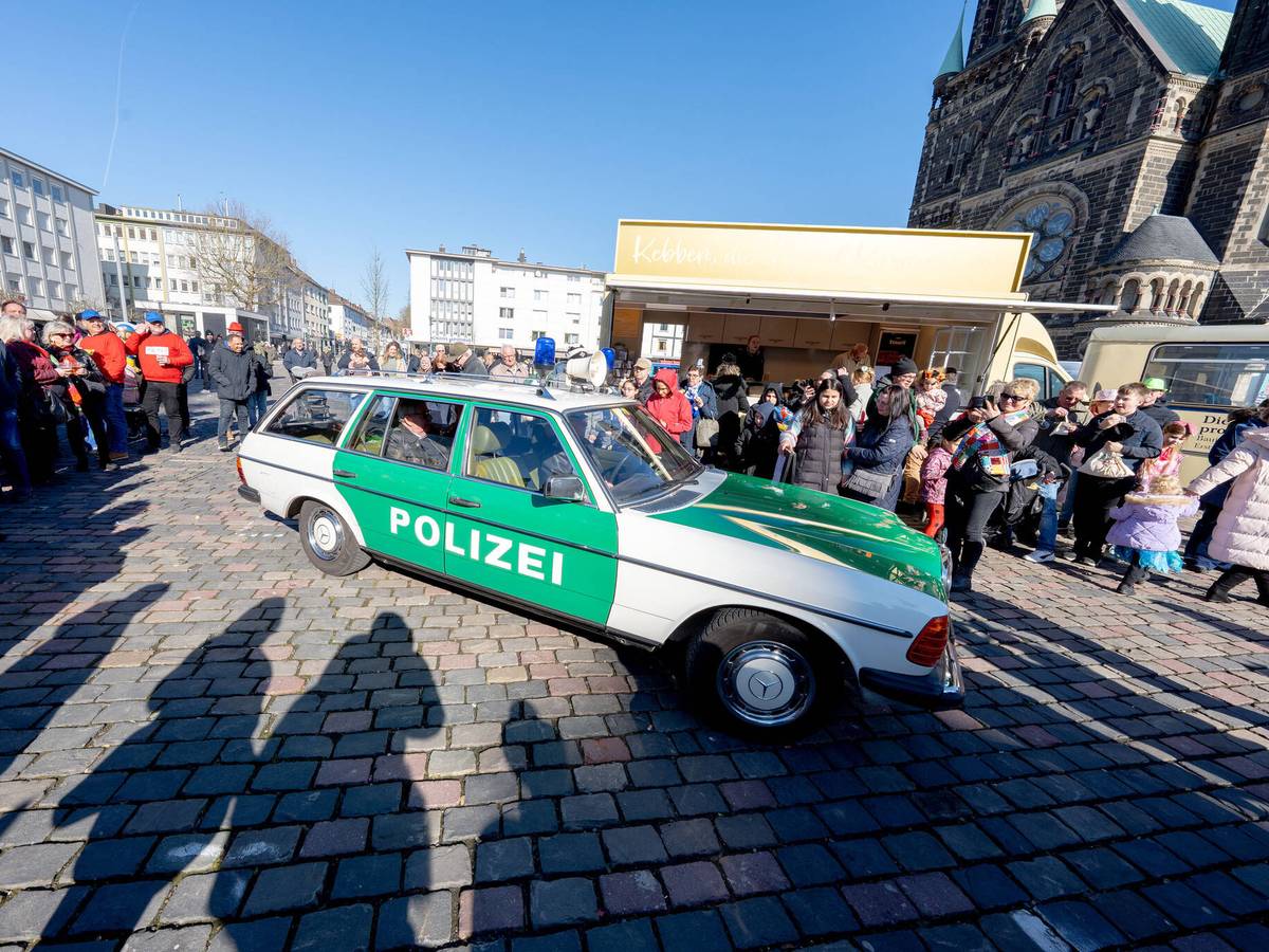 Die Jecken stürmten das Rheydter Rathaus
