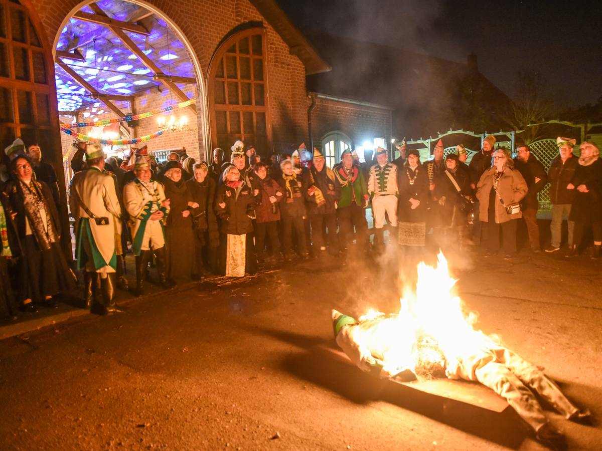 Prinzengarde beerdigt den Hoppeditz
