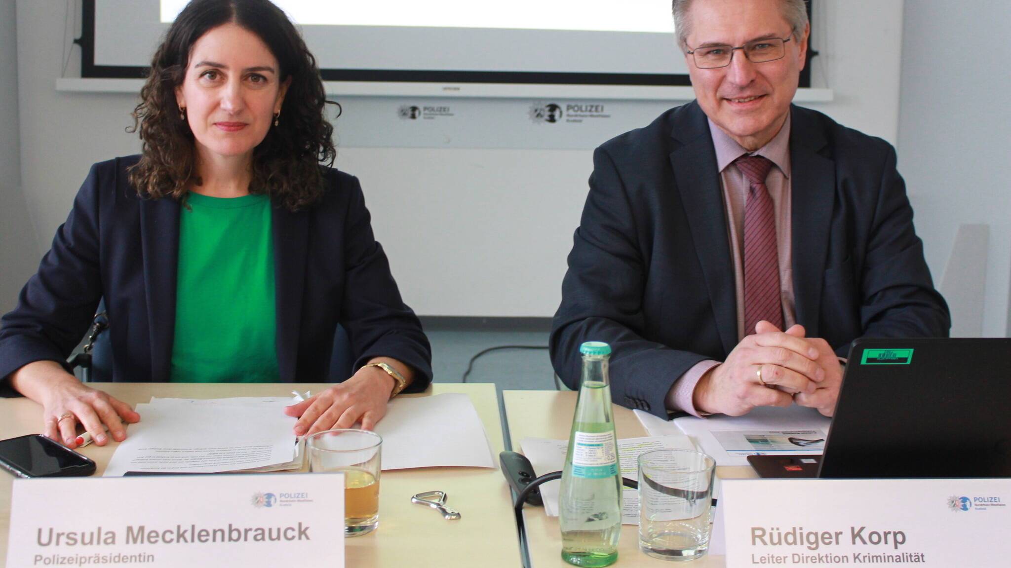  Bei der Präsentation der Kriminalstatistik im Krefelder Polizeipräsidium: Polizeipräsidentin Ursula Mecklenbrauck und Kriminaldirektor Rüdiger Korp. Archivfoto: Müller  