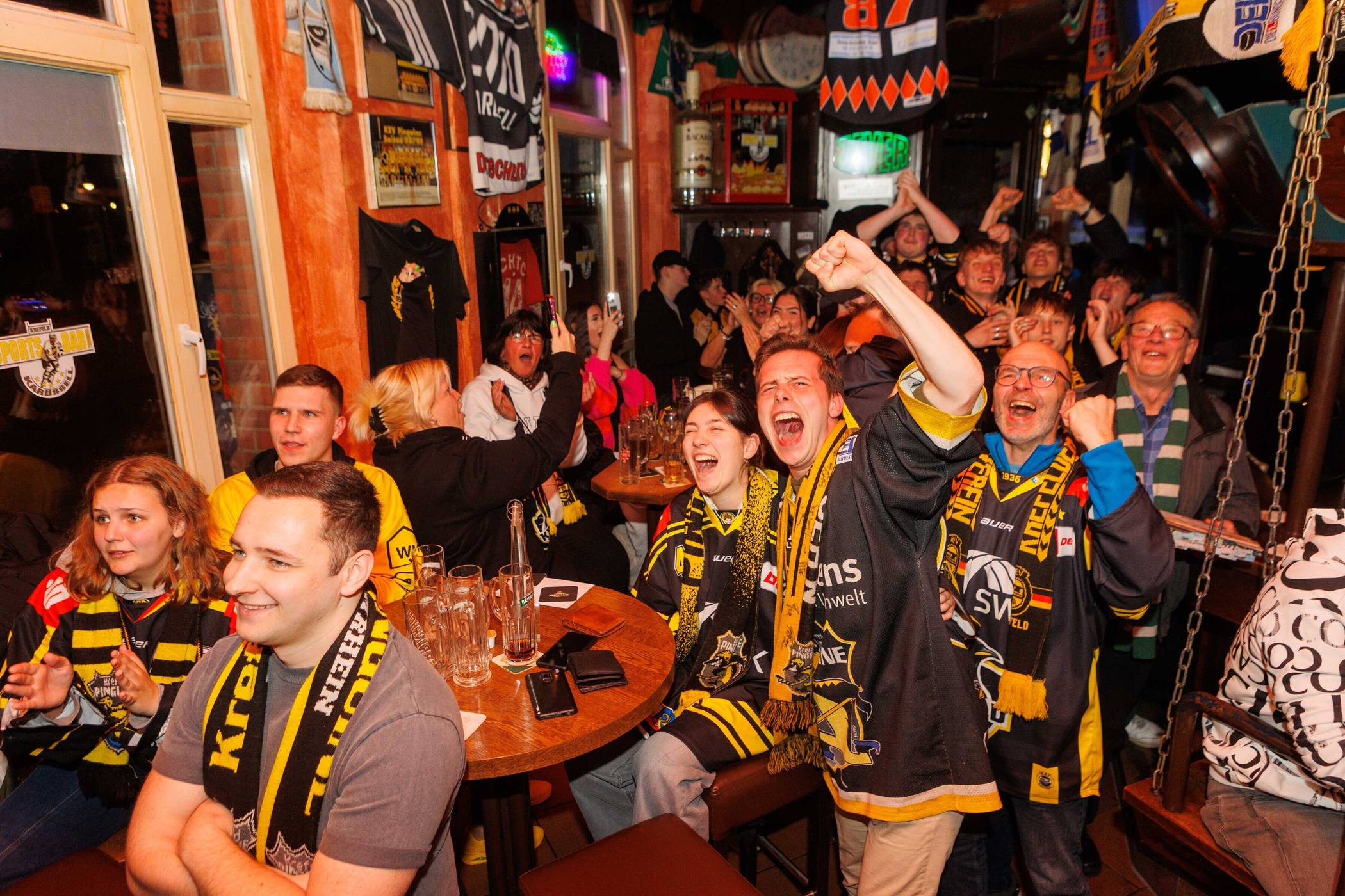 Zweite Eishockeliga - Play-offs: Pinguine drehen das Spiel