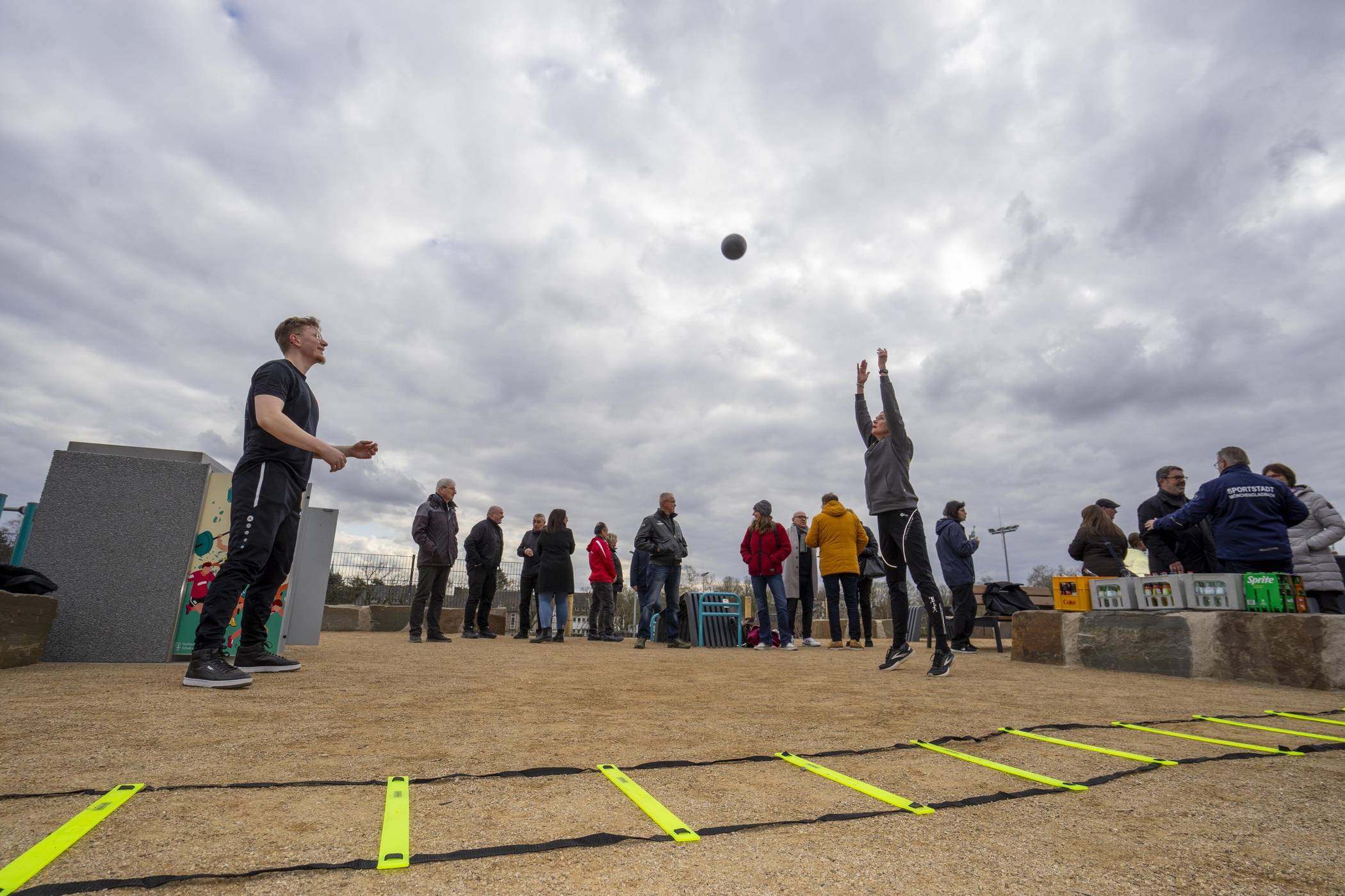 Auf dem Fitnesshügel im Campuspark Rheydt gibt es viele Möglichkeiten sich unter freiem Himmel individuell sportlich zu betätigen.  