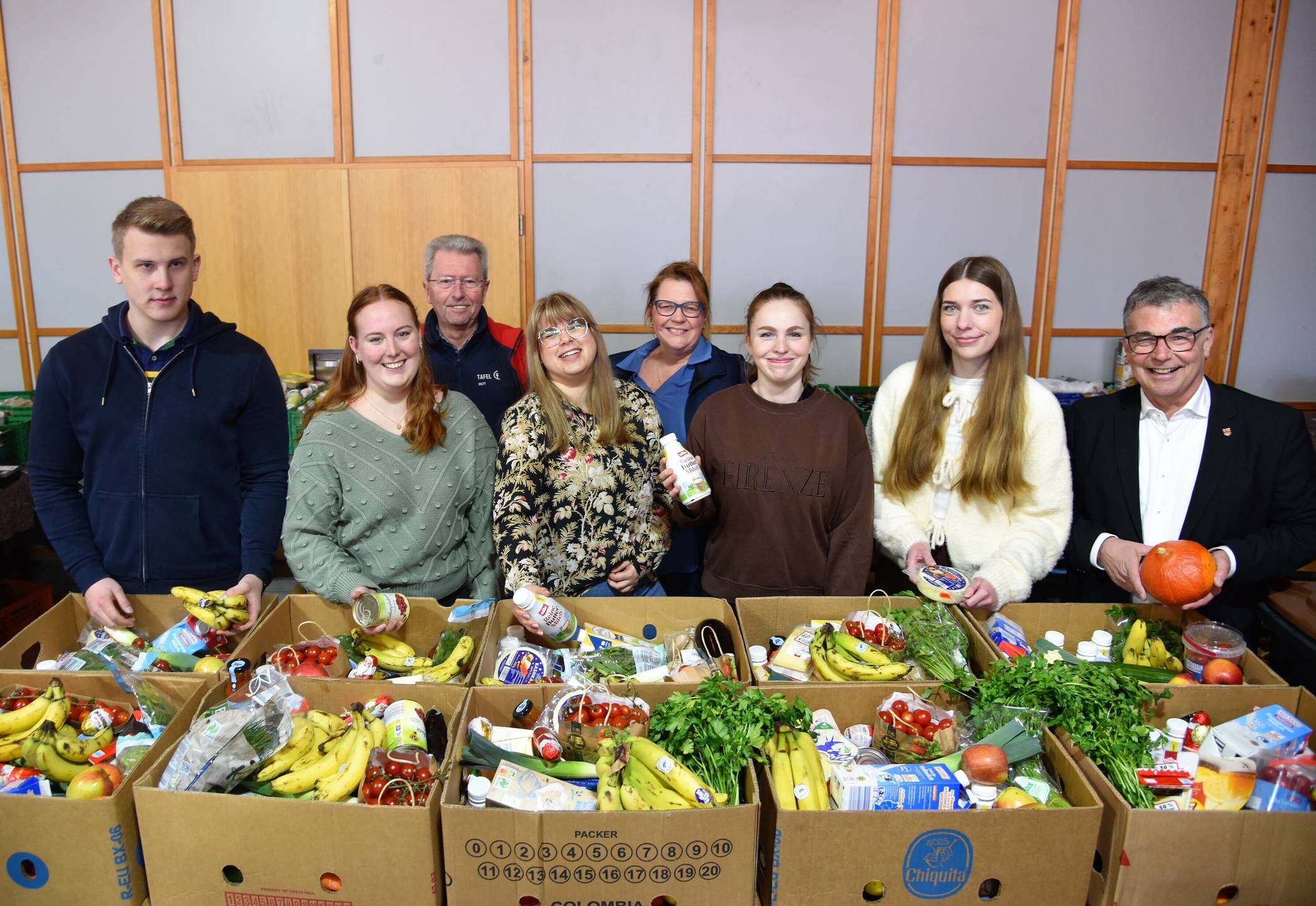 Unterstützung von der Stadt für die Tafel: Timo Fülling, Leonie Steinhaus, Gwen Zimmermann, Jana Wittmann, Ann-Christin Biese, Bürgermeister Dietmar Heyde, (hinten) Rolf Lange und Tanja Braun von der Tafel Rheinberg. 
