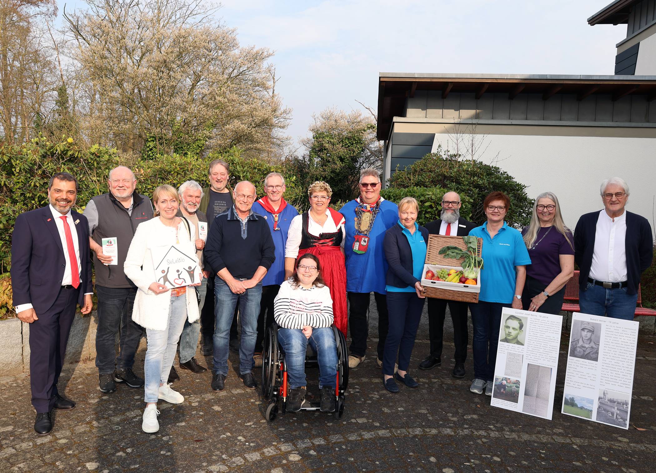 Sechs Vereine aus Alpen, Moers, Neukirchen-Vluyn, Sonsbeck und Xanten erhielten aus dem Spendenprogramm GiroCents insgesamt 7.545,84 Euro. Giovanni Malaponti (ganz links) reichte das von Kunden der Sparkasse gespendete Geld jetzt in Kapellen an alle Spendenempfänger weiter.