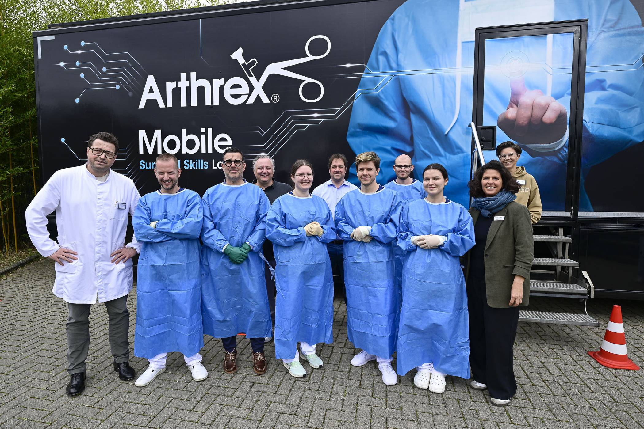  Der OP-Truck der Firma Arthrex machte Halt am Allgemeinen Krankenhaus (AKH) Viersen. Der Chefarzt der Klinik für Orthopädie und Unfallchirurgie am AKH Viersen, Dr. Christian Rusu, (links) freut sich über diese ganz besondere Fortbildungsmöglichkeit. 